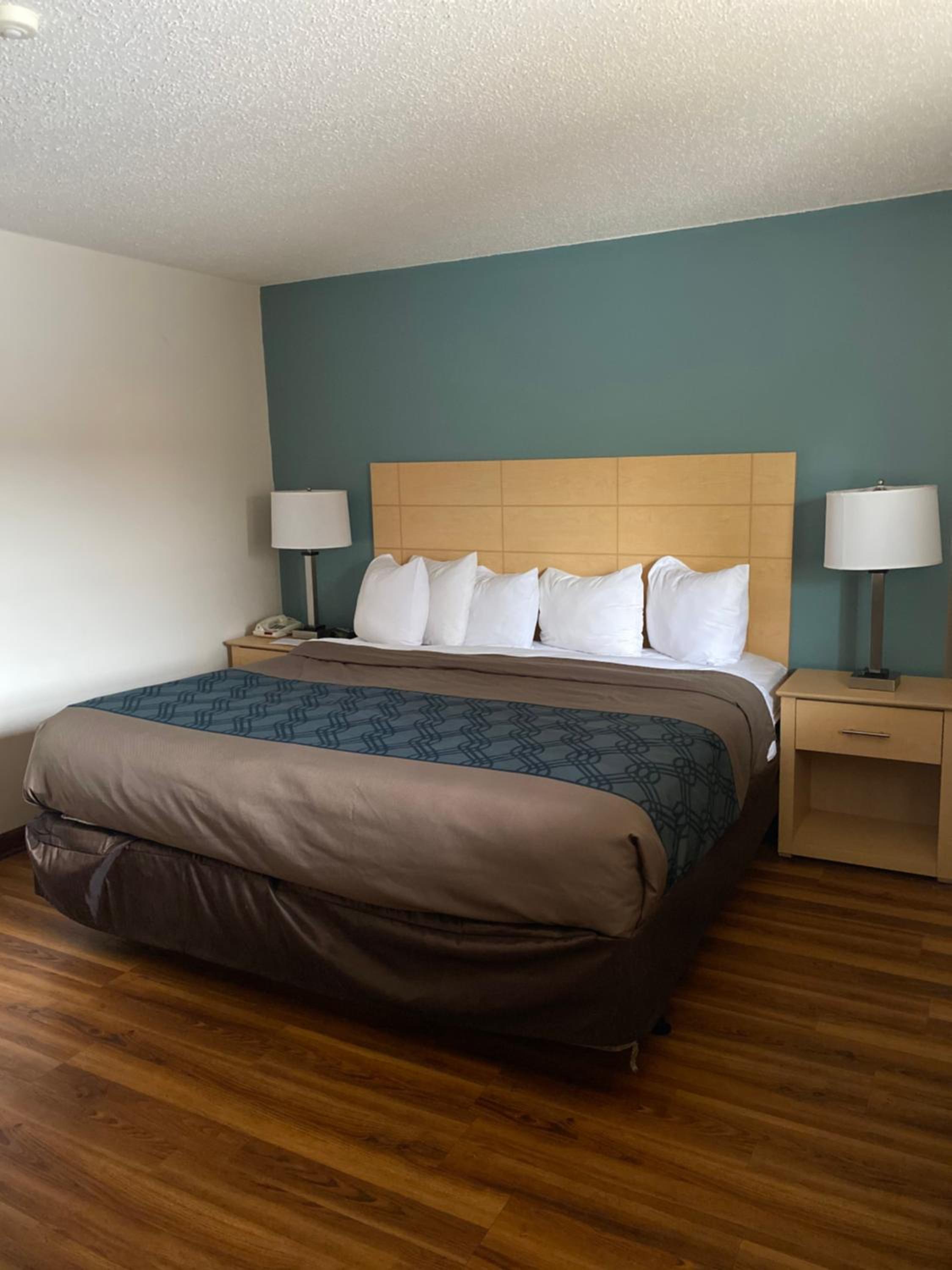 Standard King Room - Non-Smoking  - Photo 1