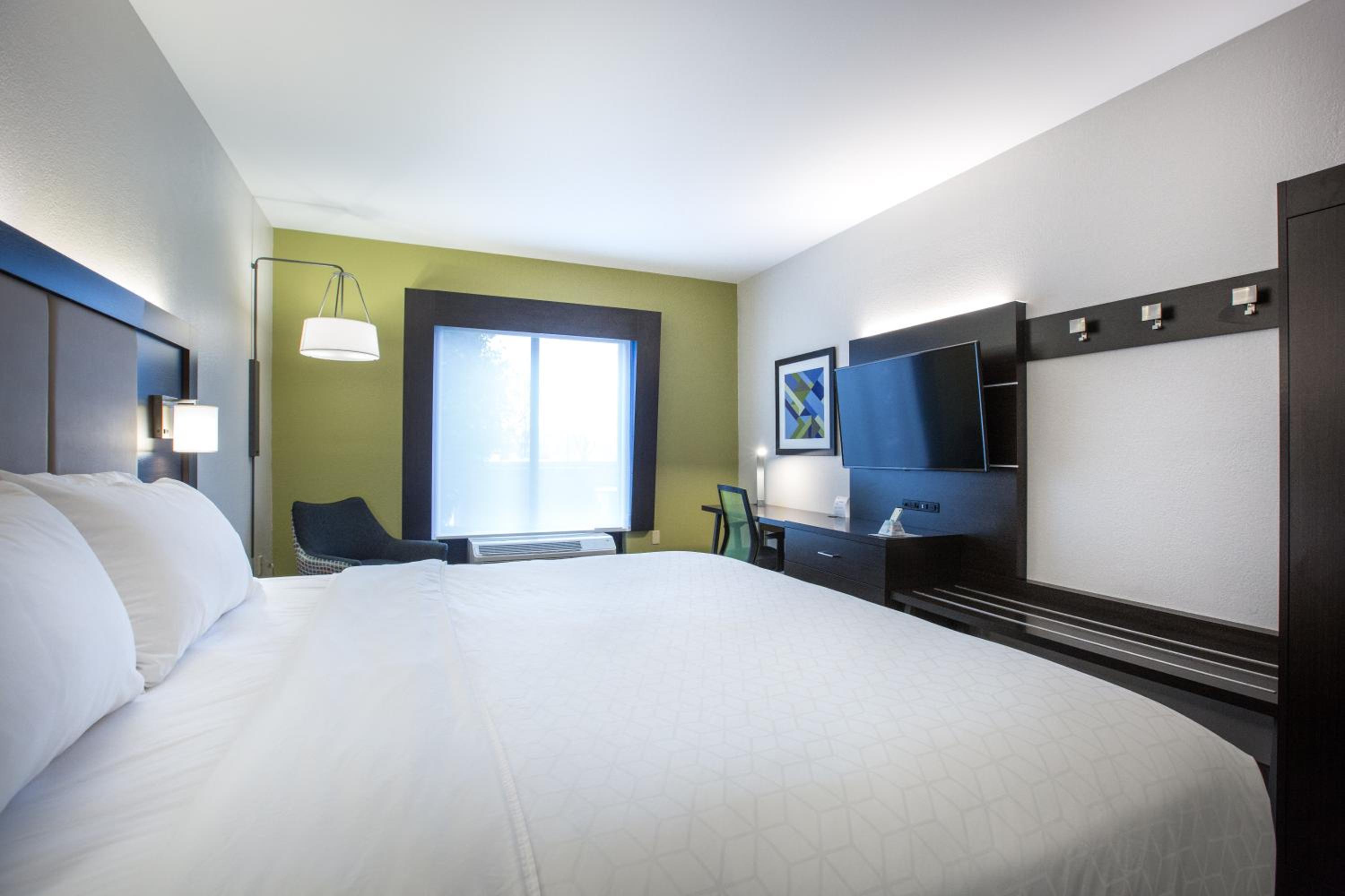 Standard King Room with Walk-In Shower - Photo 2