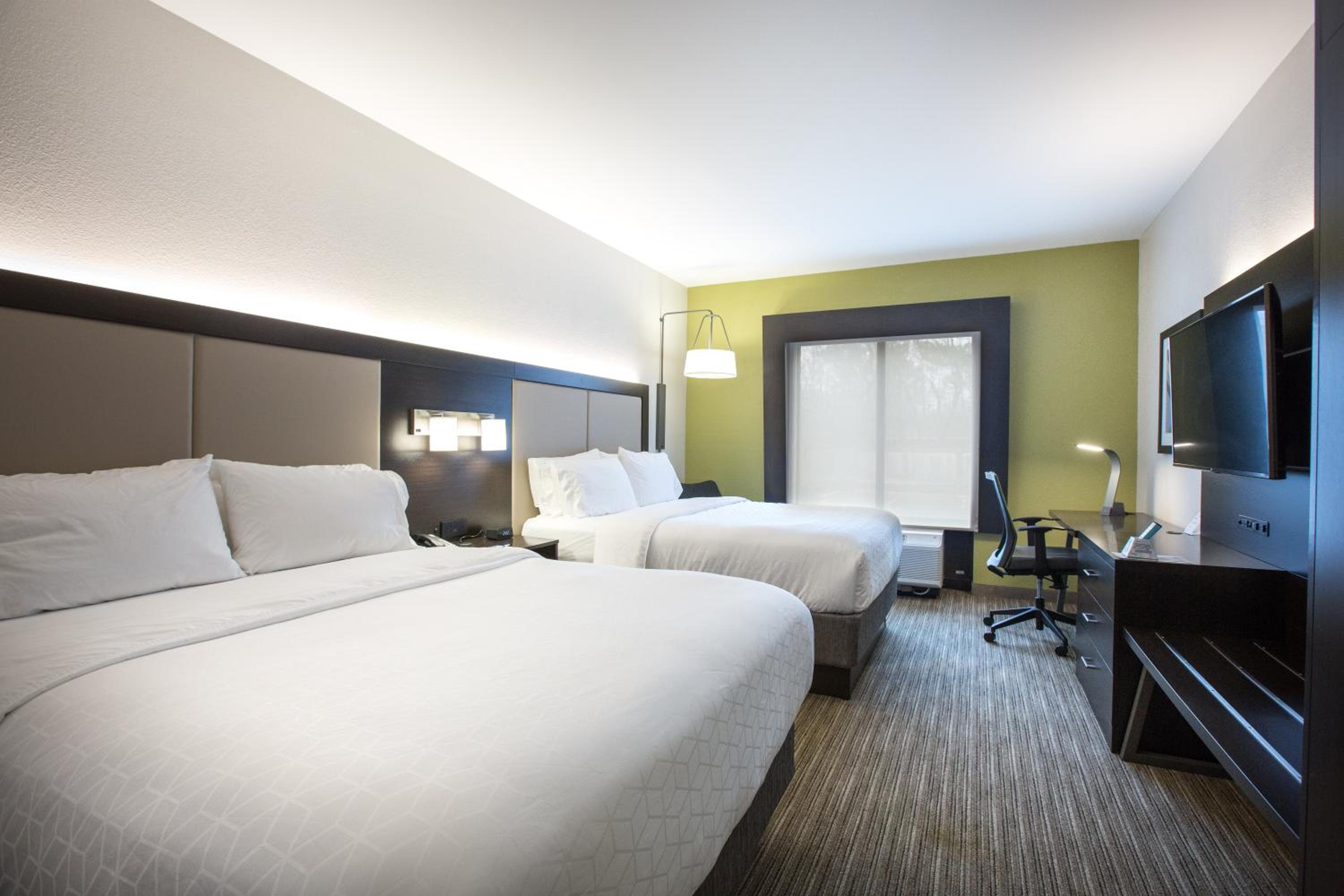 Standard Queen Room with Two Queen Beds and Walk-In Shower - Photo 2