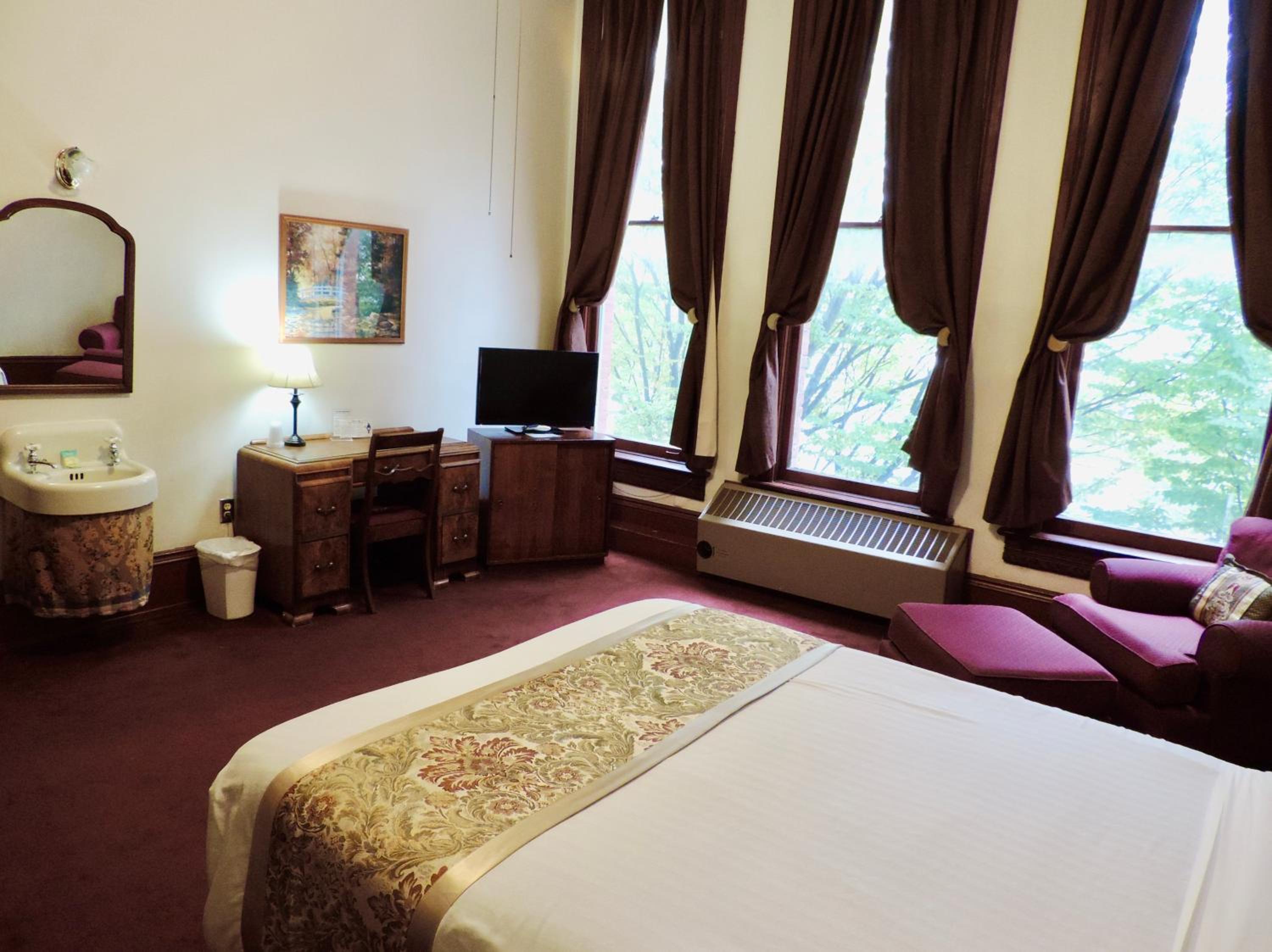 Standard Queen Room - No Pets