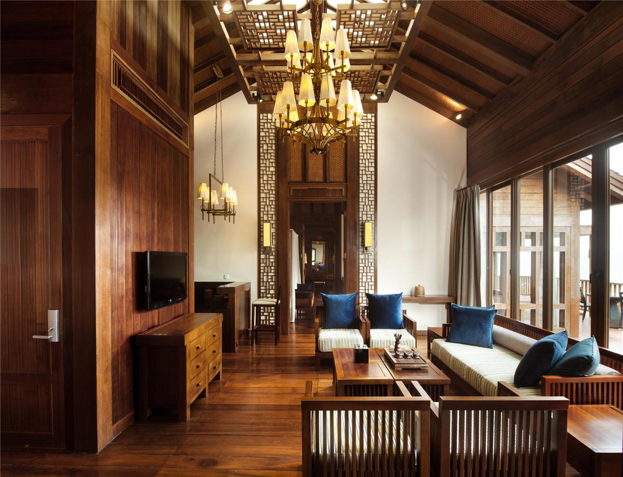 Two-Bedroom One-Living-Room Villa with Infinity Pool – Red-Crowned Crane Family Villa