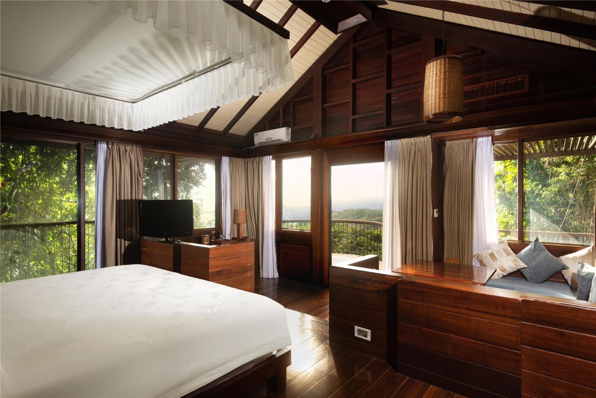 Extra Large Bed Mountain View Villa – Near the Infinity Pool