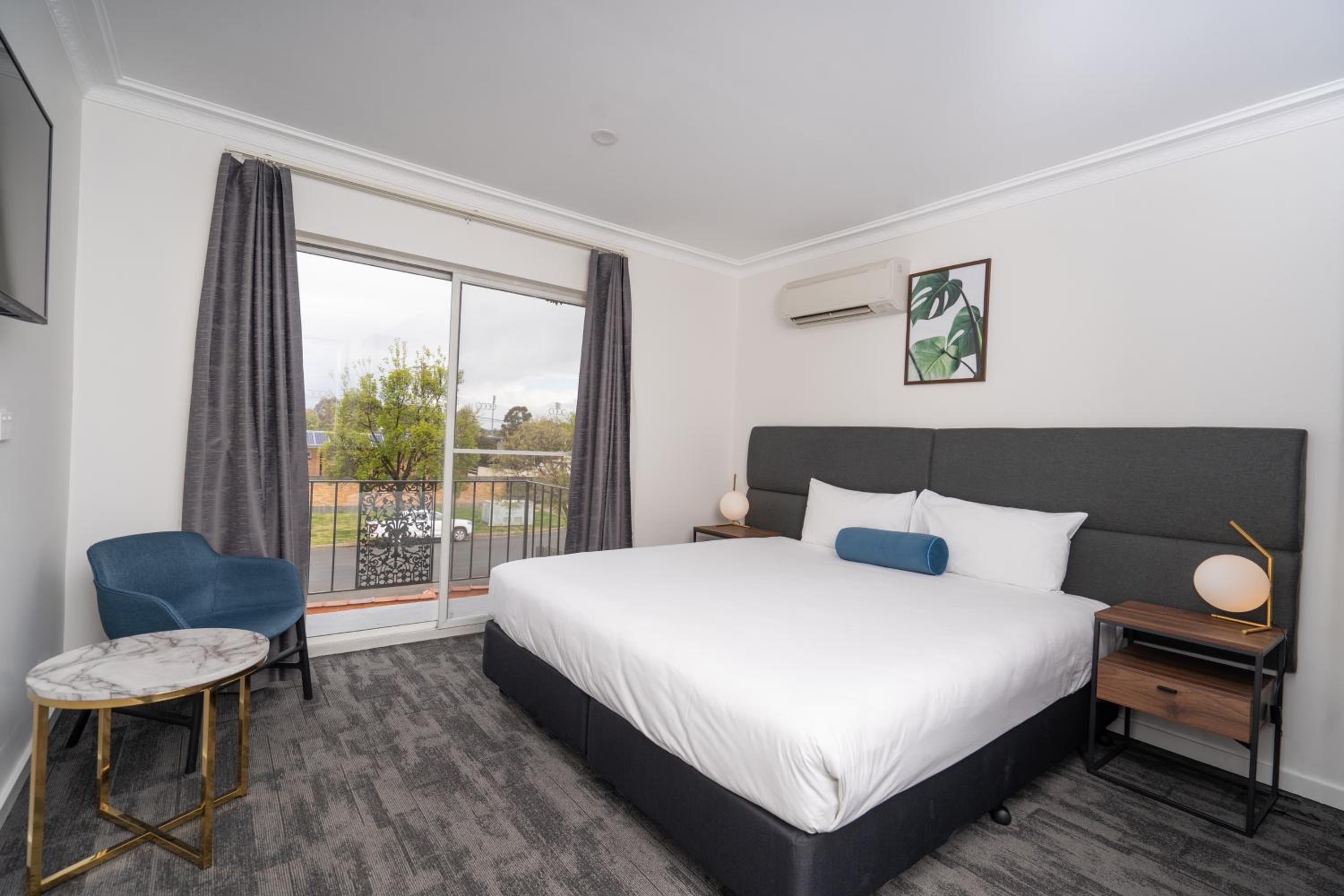Executive Suite - Photo 5