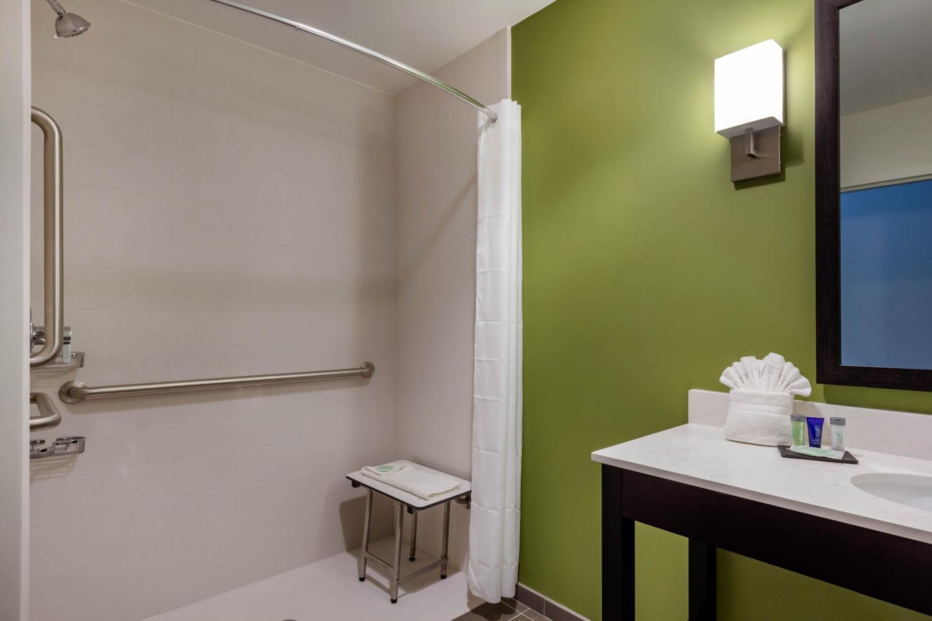 King Room - Accessible/Non-Smoking - Photo 4