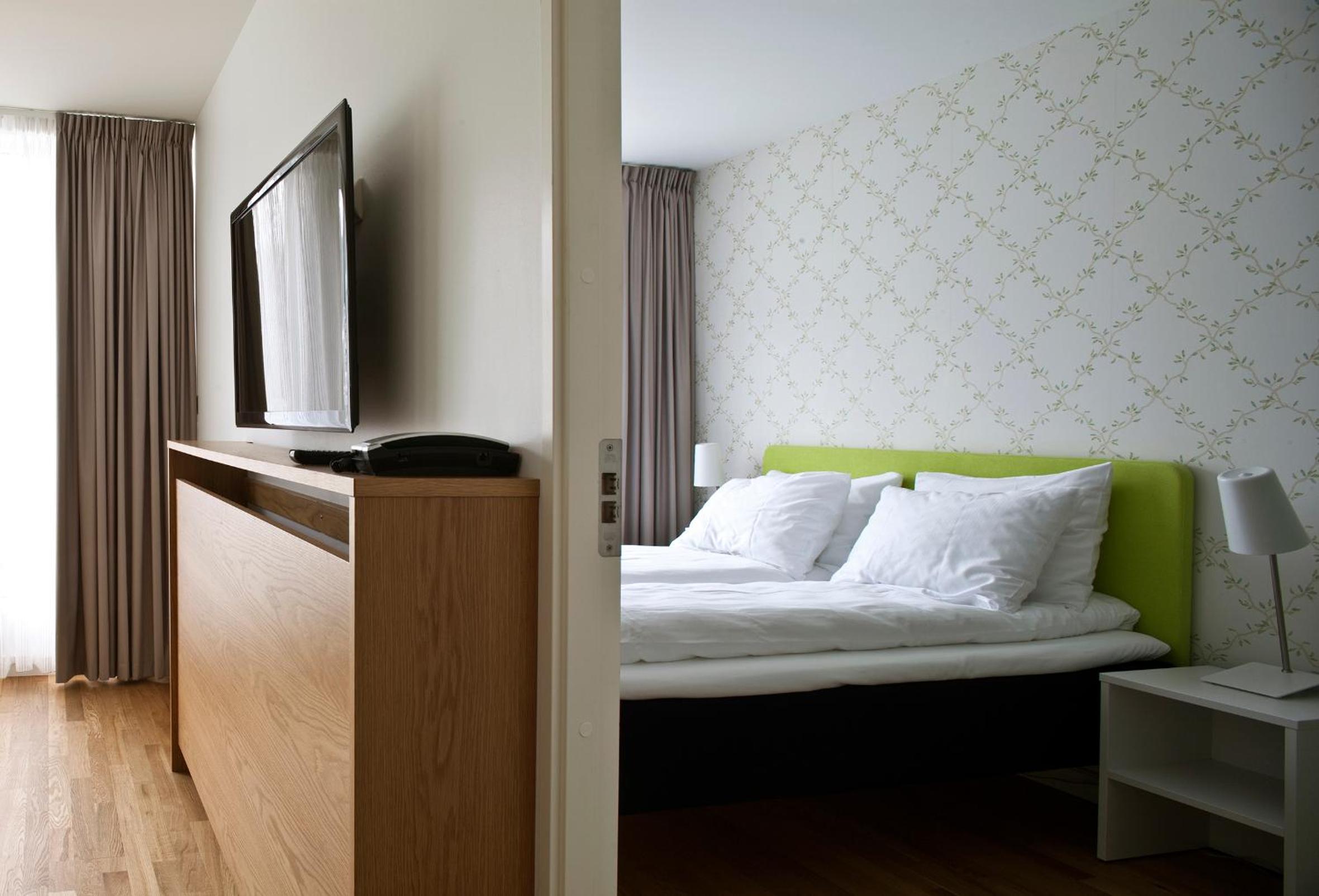 Three-Bedroom Apartment with Ocean View - Photo 2