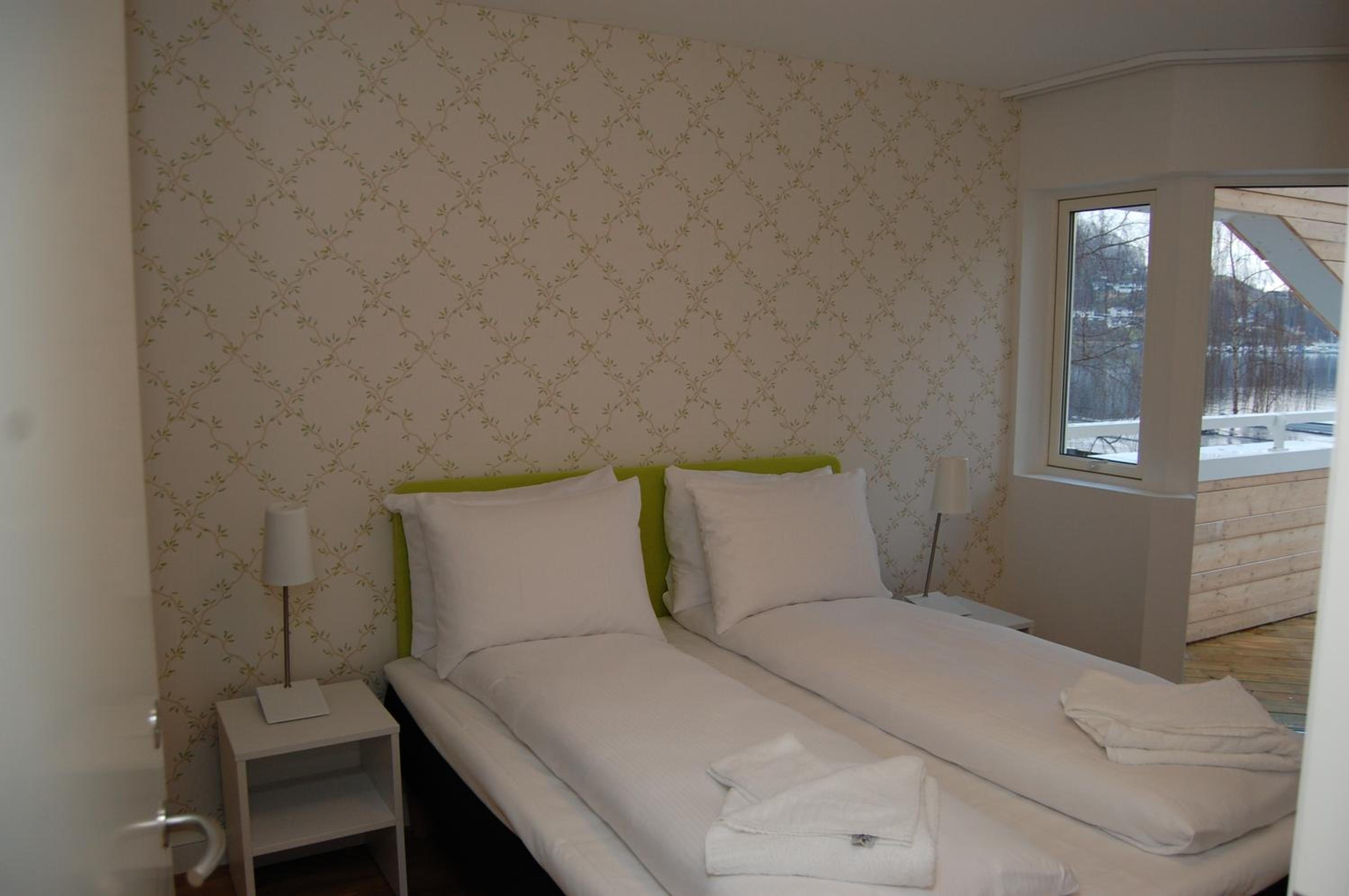 Three-Bedroom Apartment with Ocean View - Photo 7