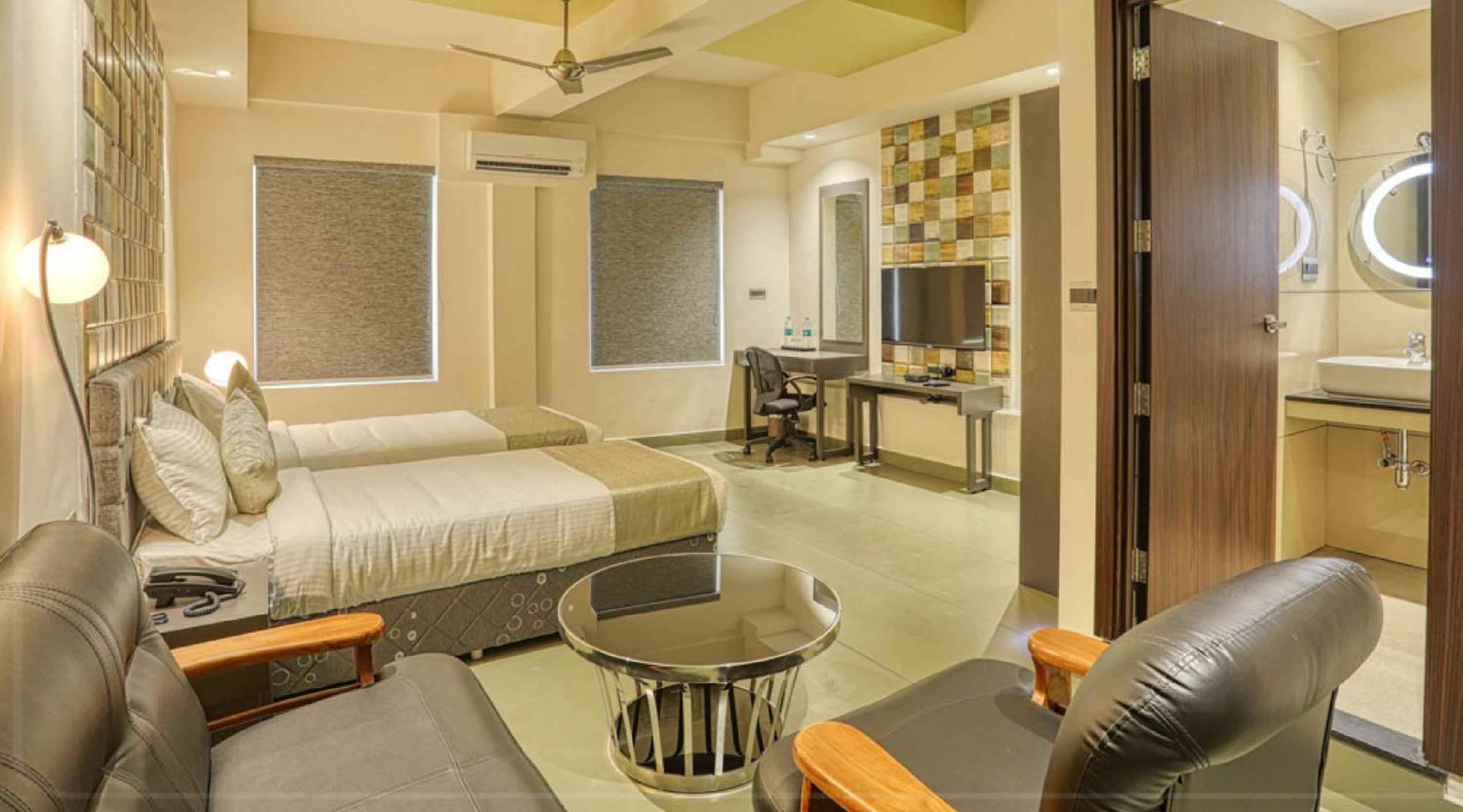 Suite - Photo 1