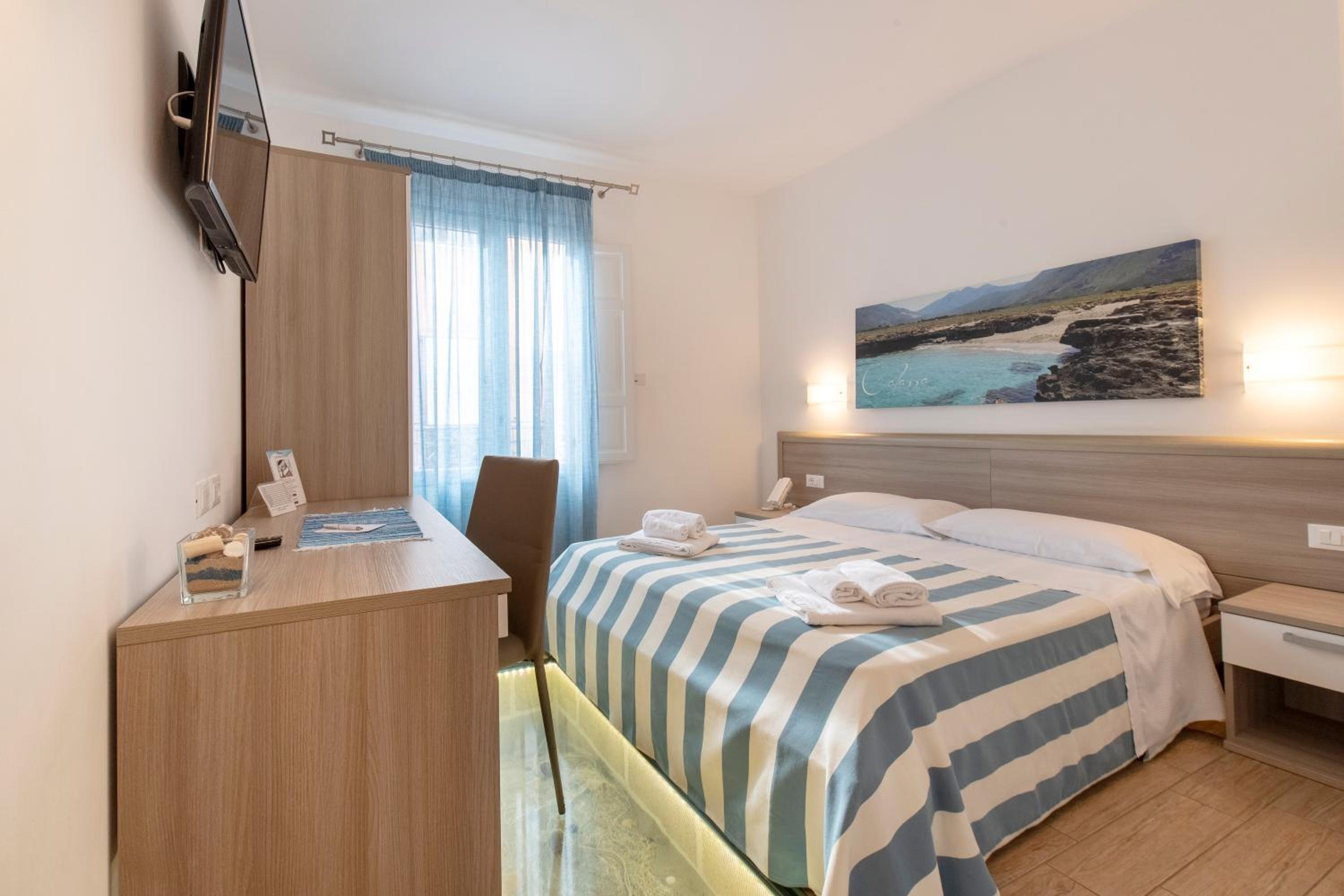 Deluxe Double Room with Balcony photo 1