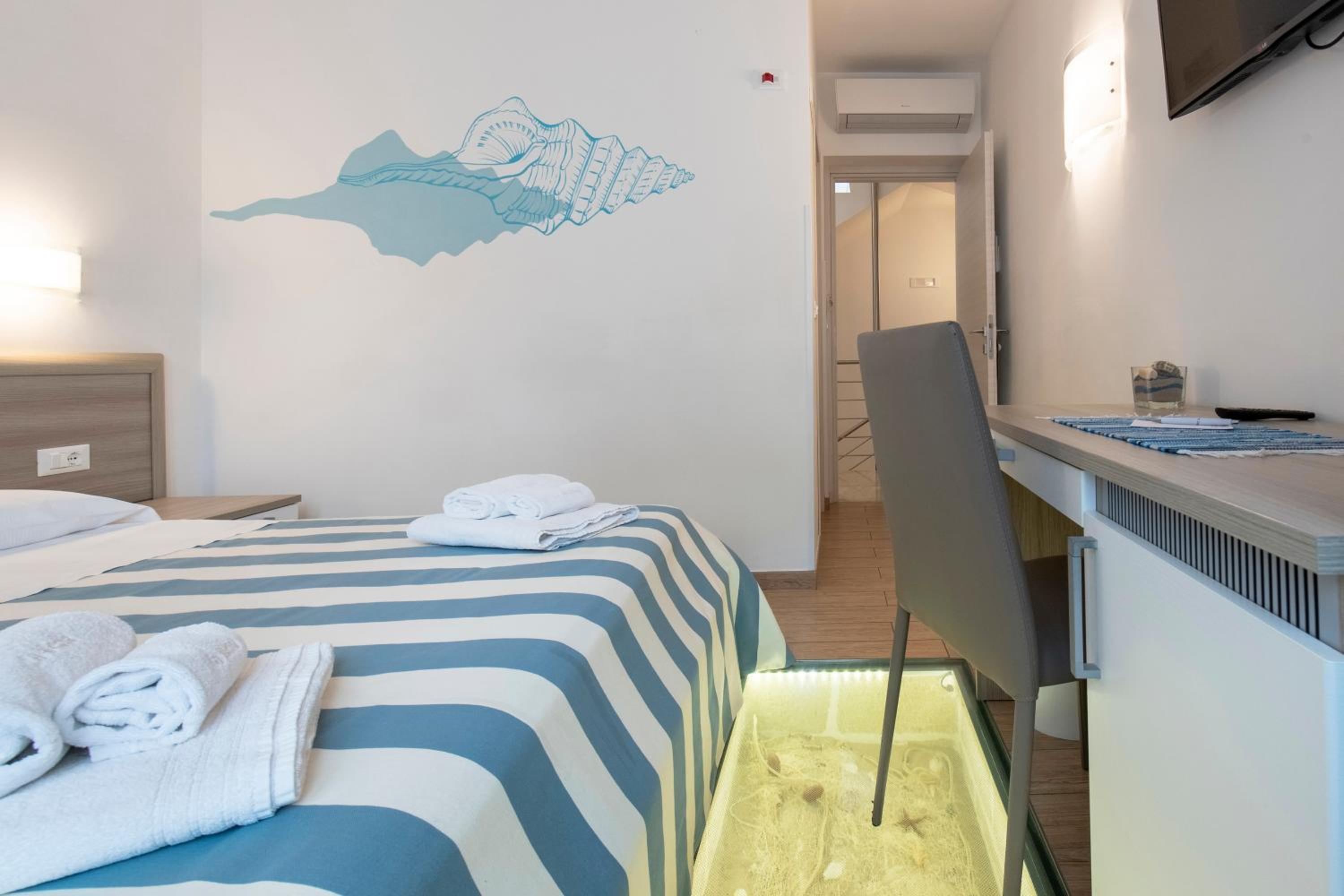 Deluxe Double Room with Balcony photo 2