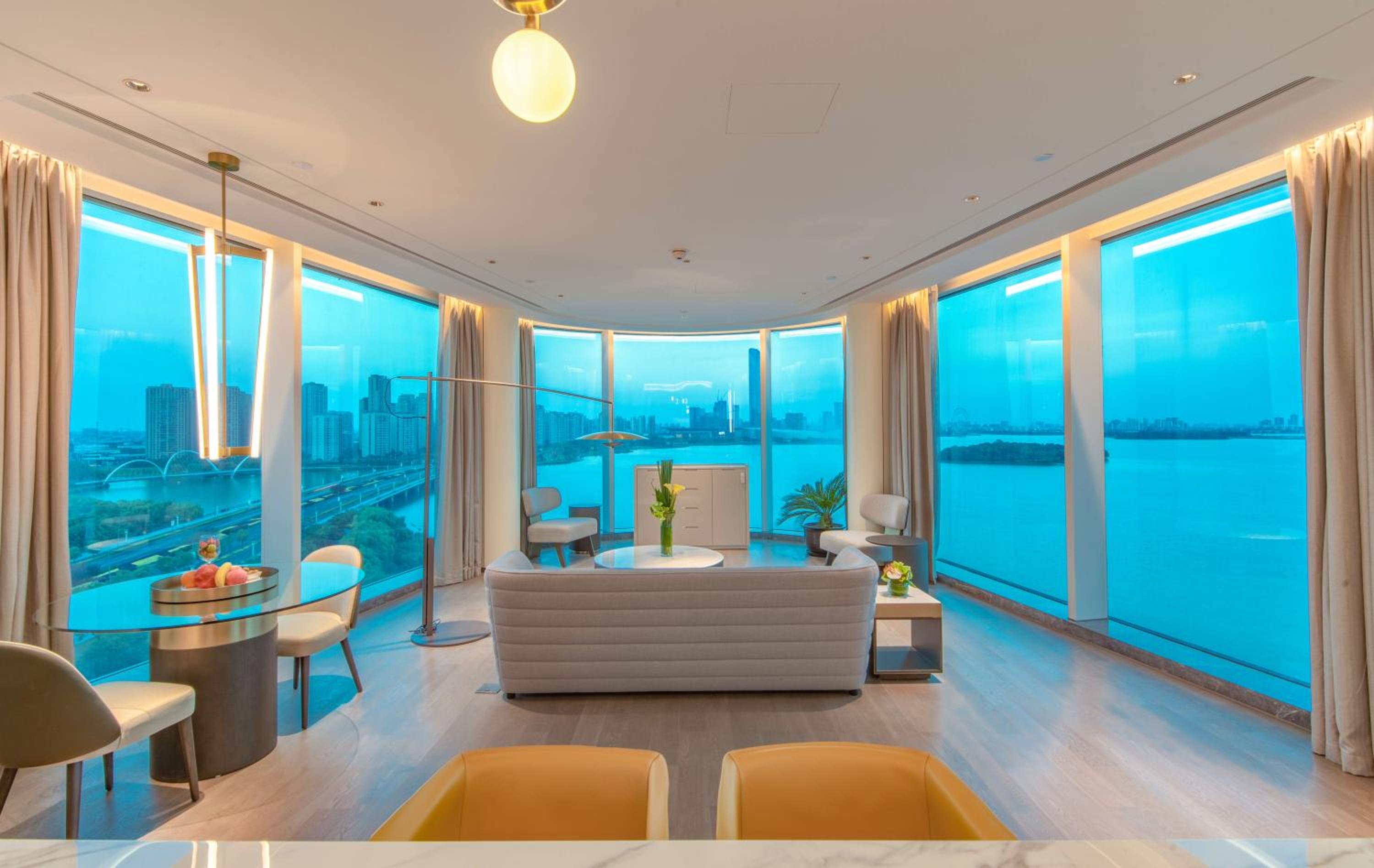 King Suite - High Floor and Lounge Access