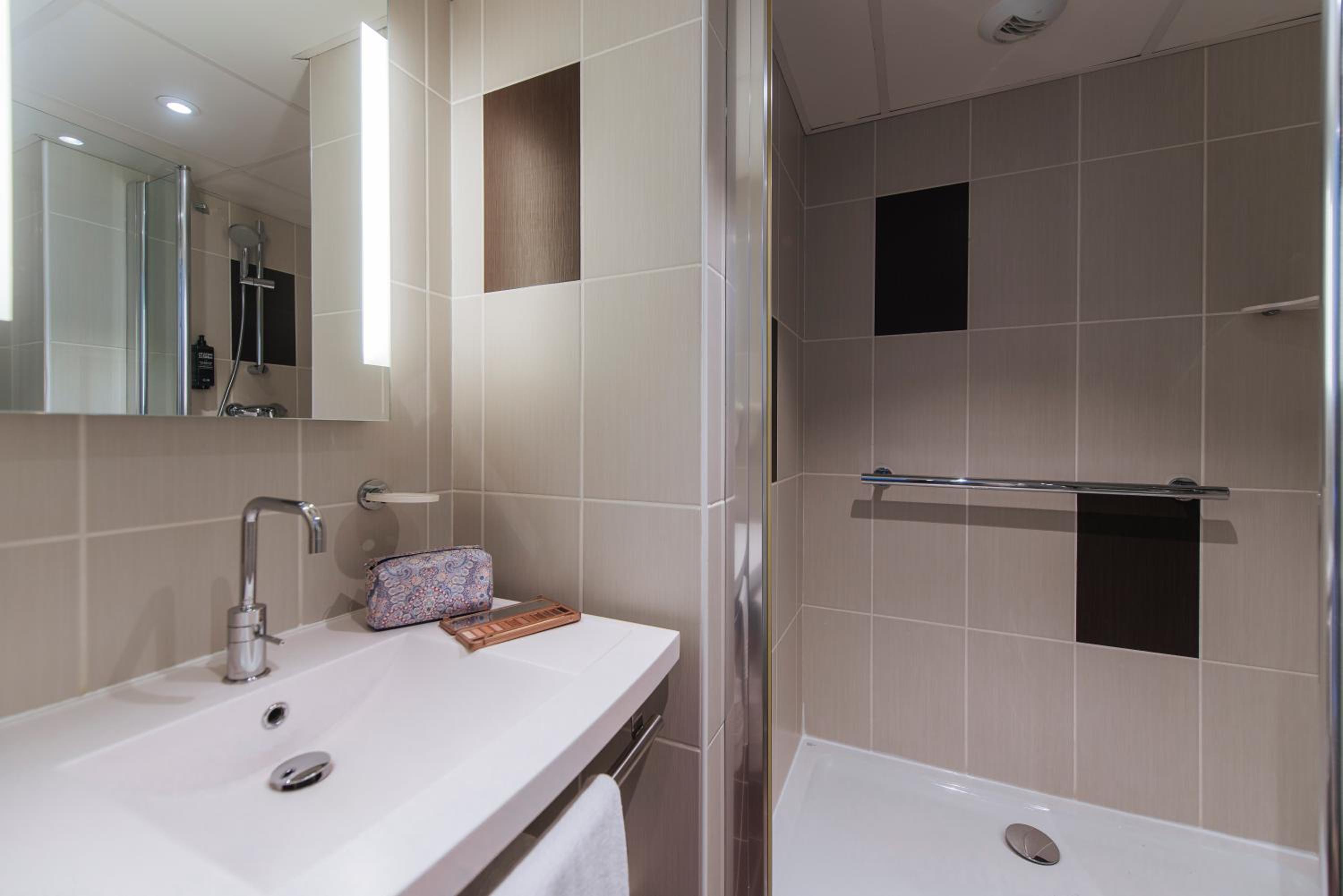 Standard Twin Room - Photo 6