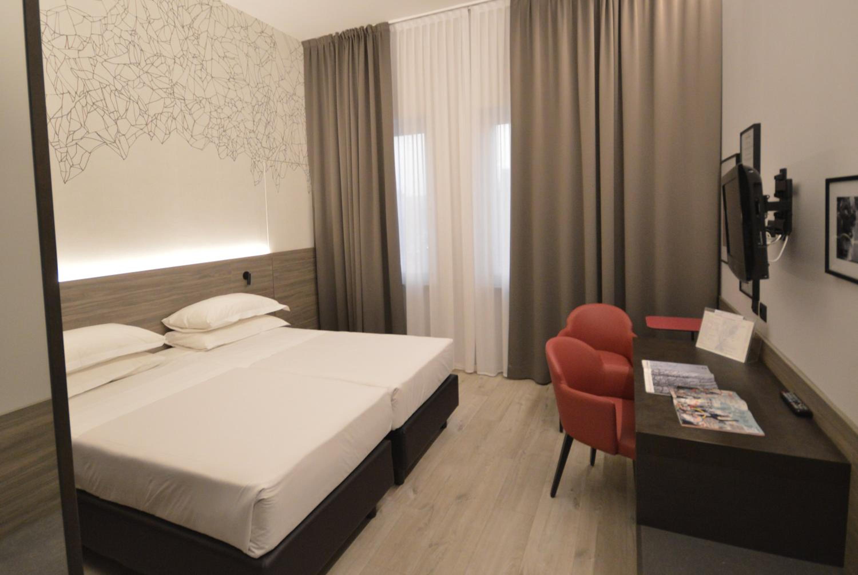 Standard Double or Twin Room - Photo 5