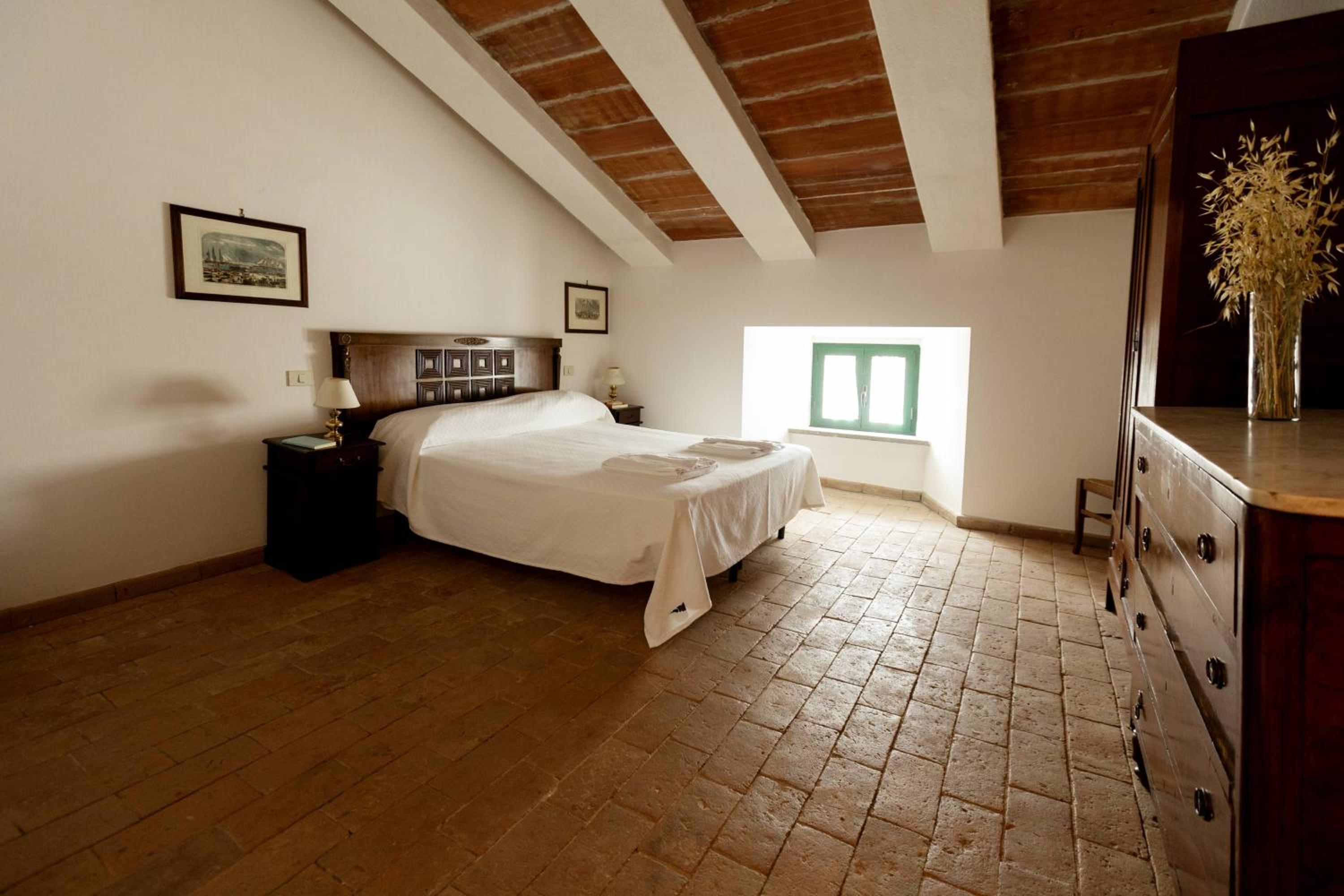 One-Bedroom Apartment (2 Adults) - Attic photo 3