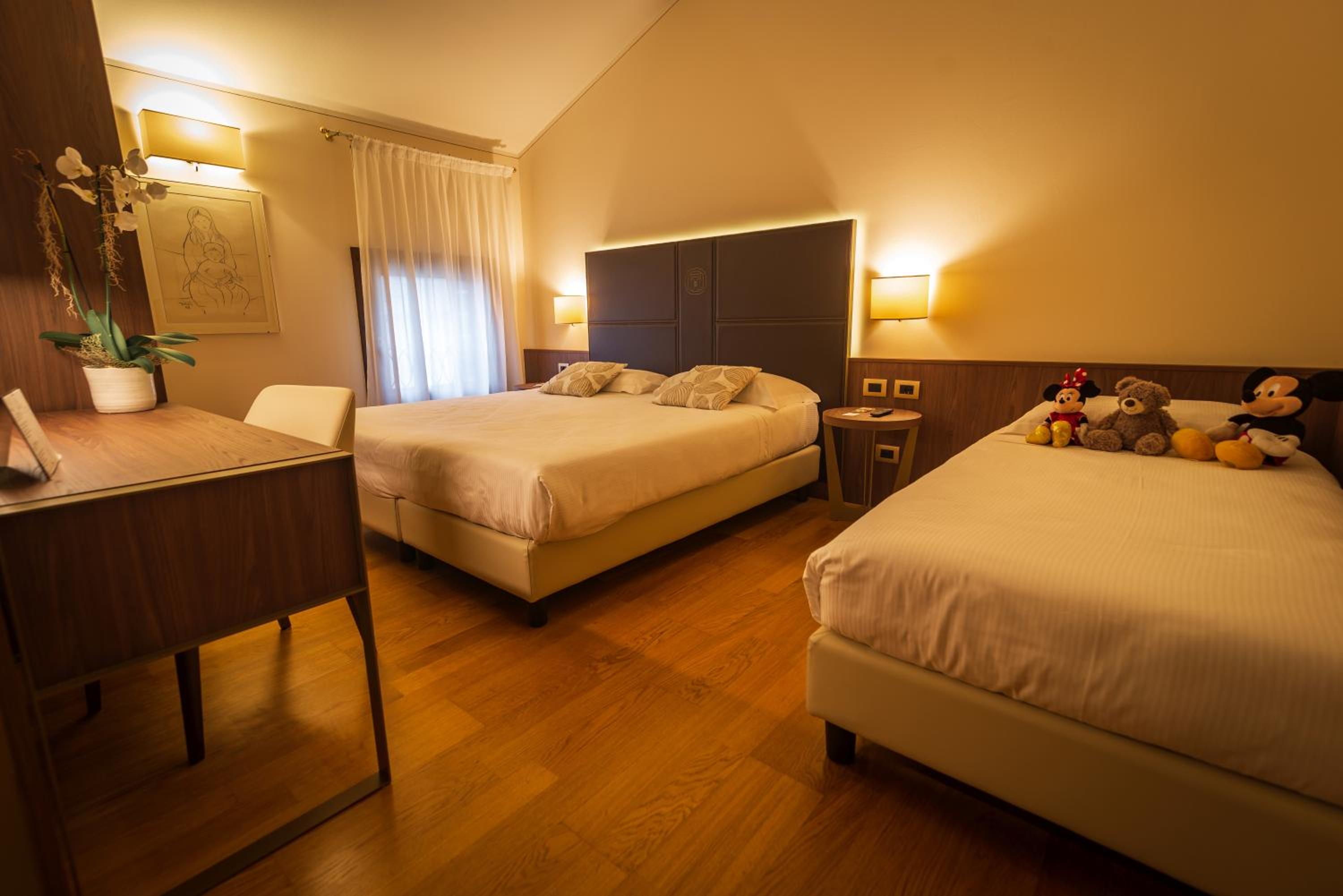 Triple Room thumbnail 5