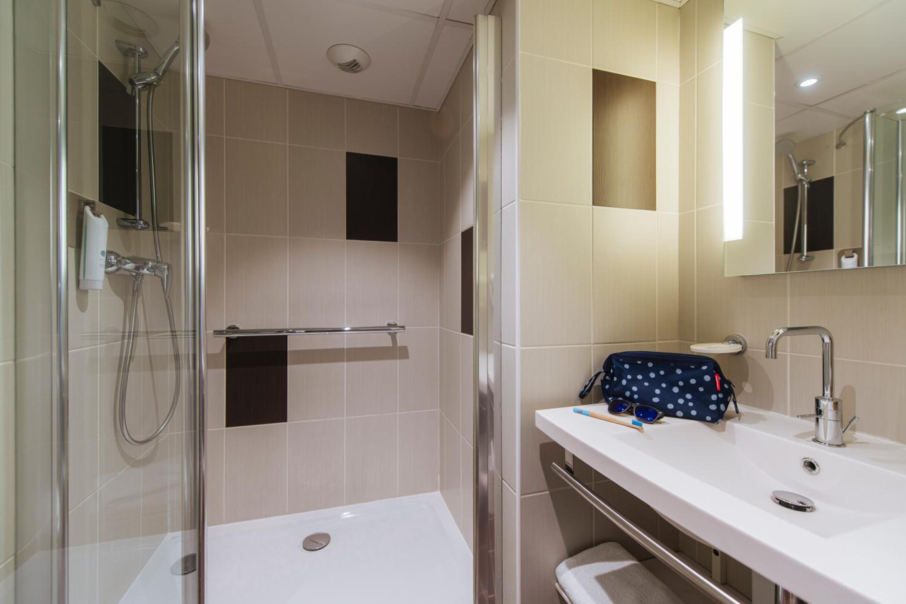 Standard Twin Room - Photo 4