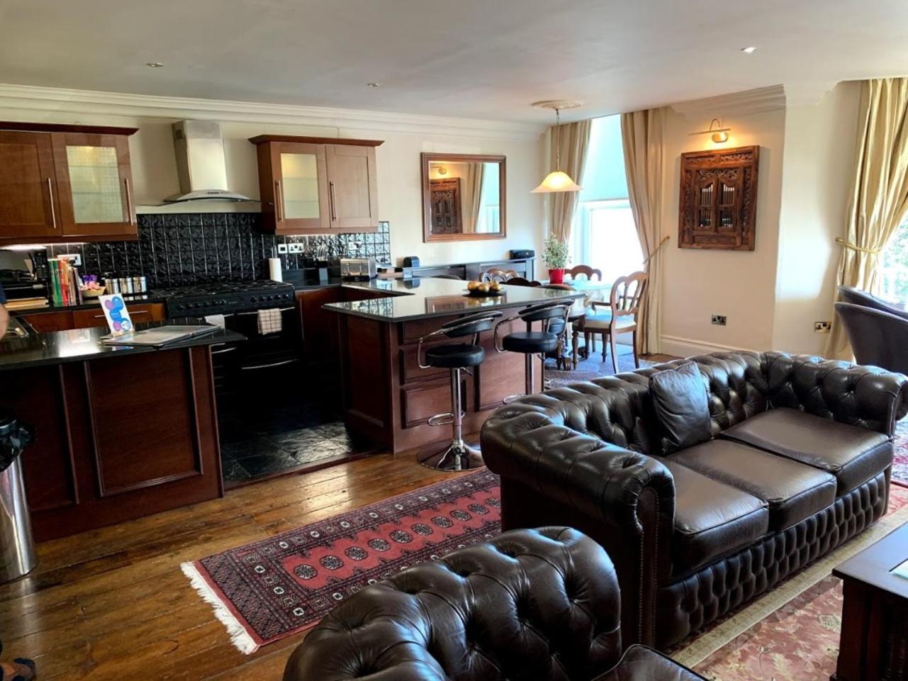 Mahogany Apartment with Sea View photo 2
