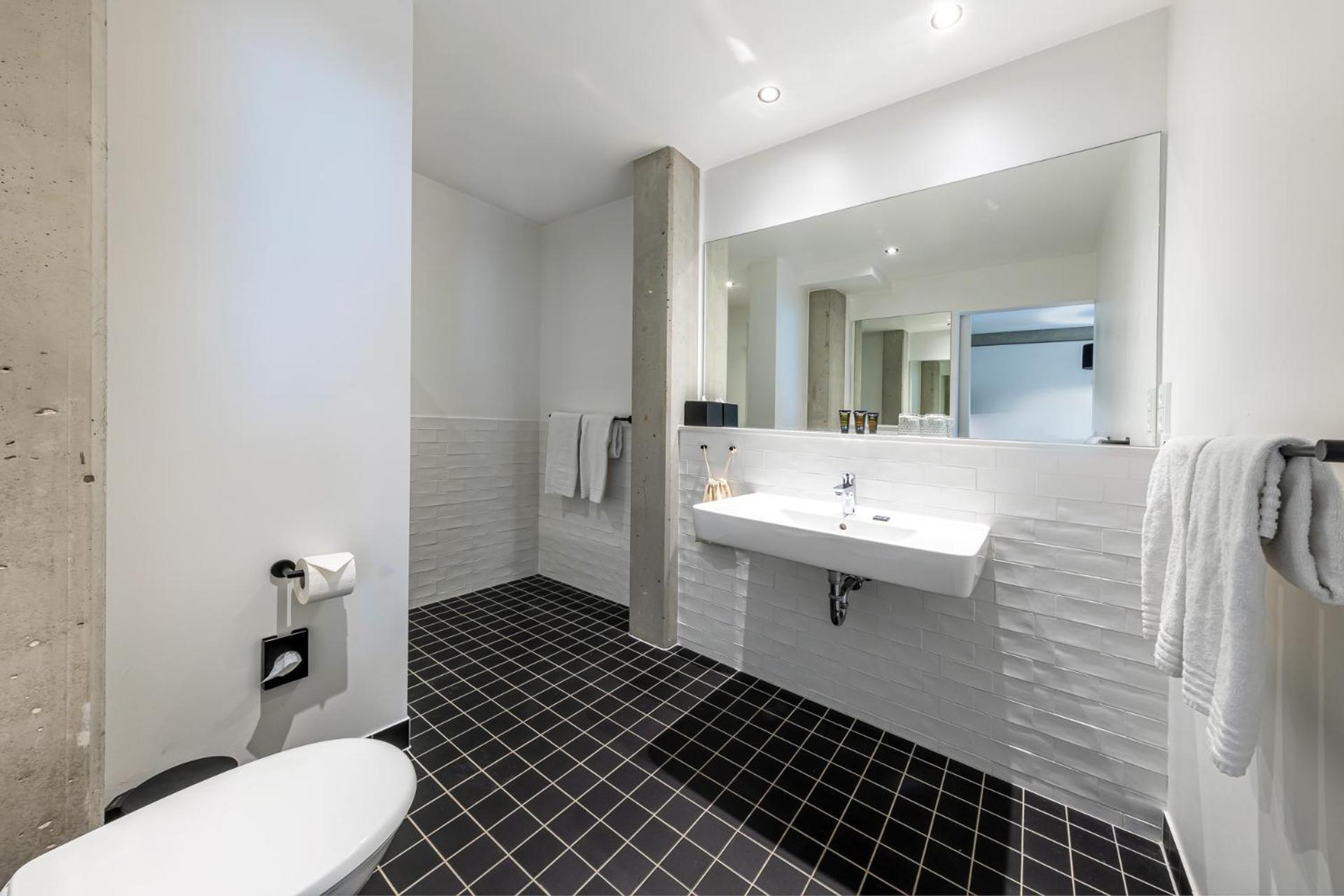 One-Bedroom Apartment - Photo 4