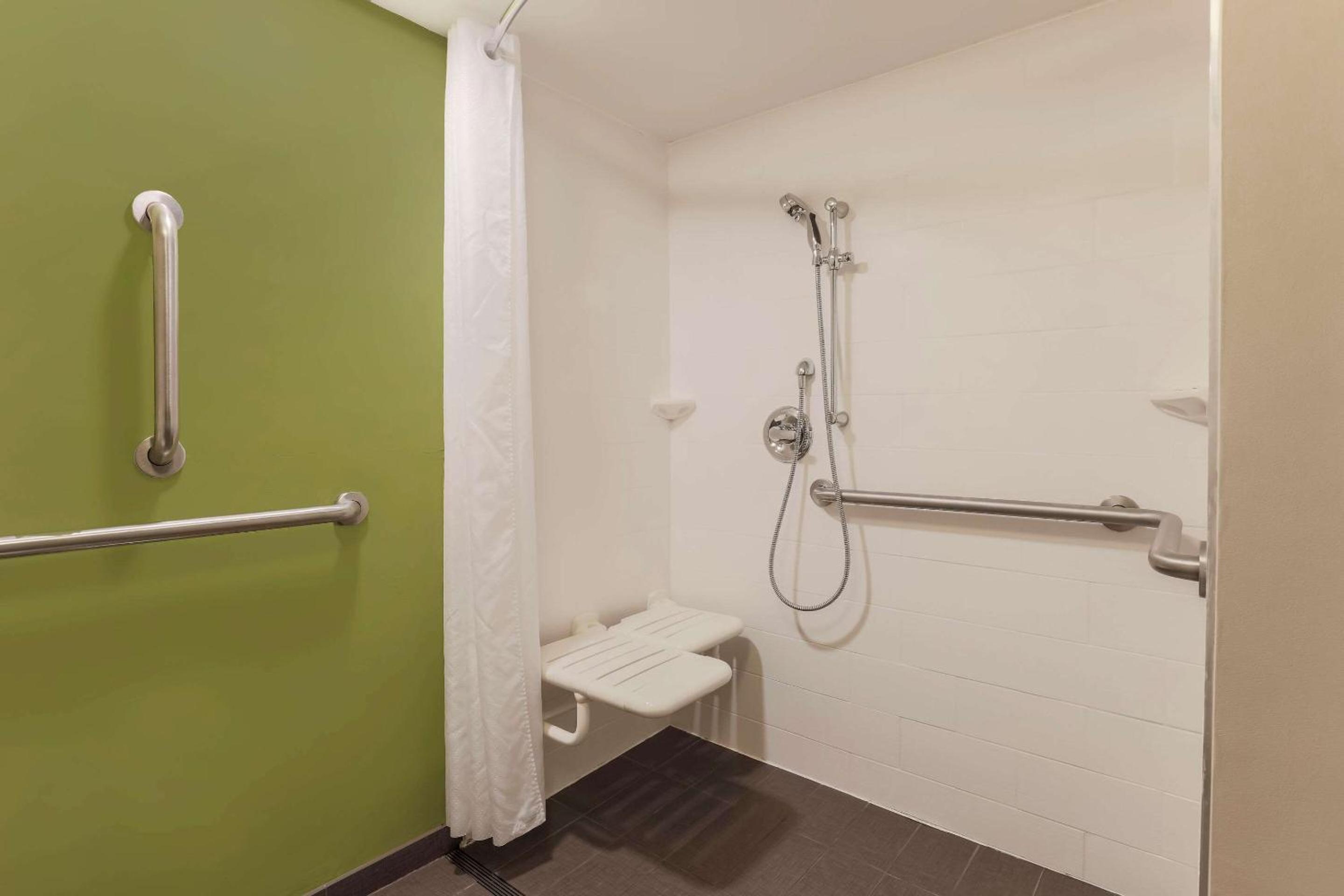 Queen Room - Accessible/Non-Smoking photo 3