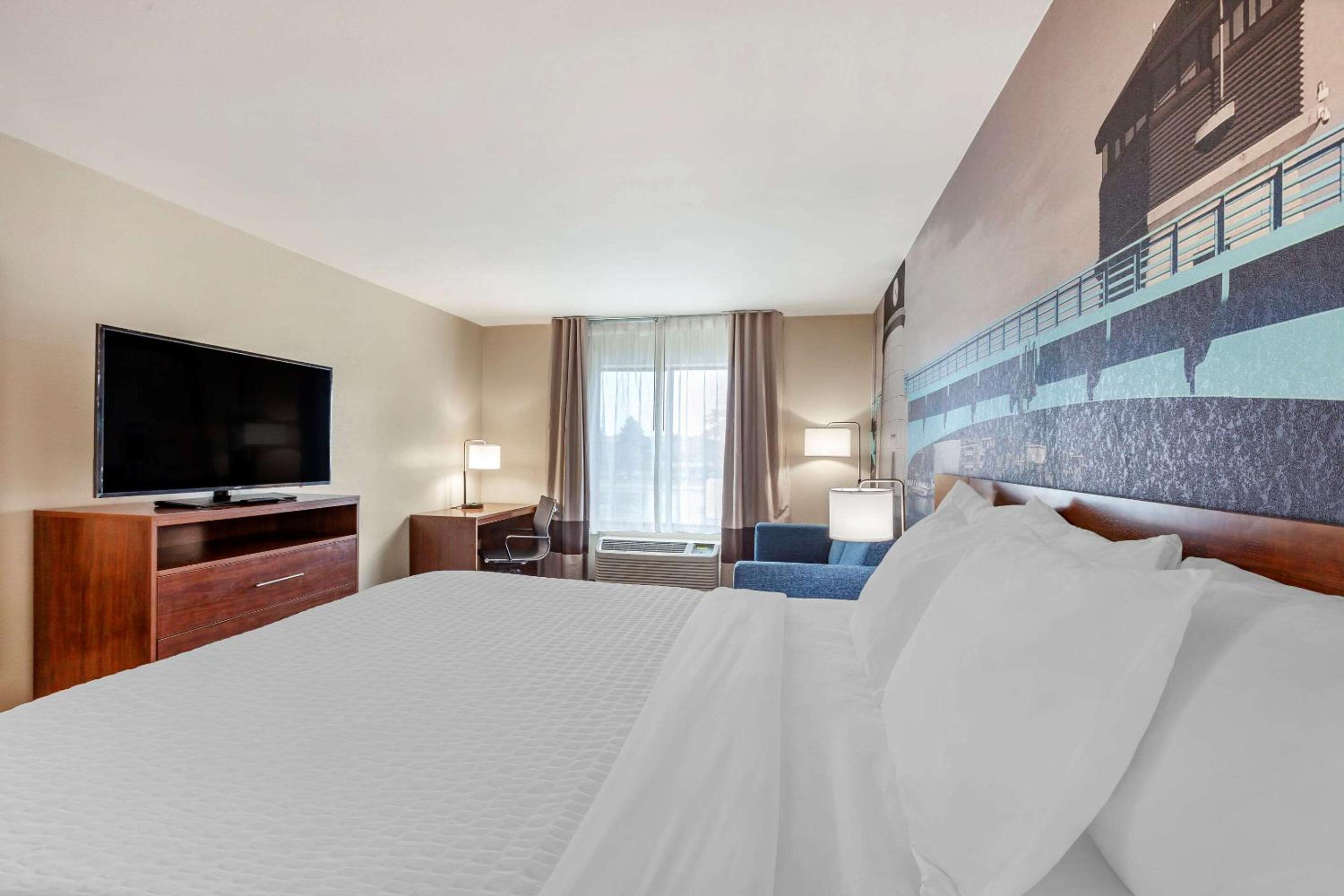 King Room - Non-Smoking - Photo 5