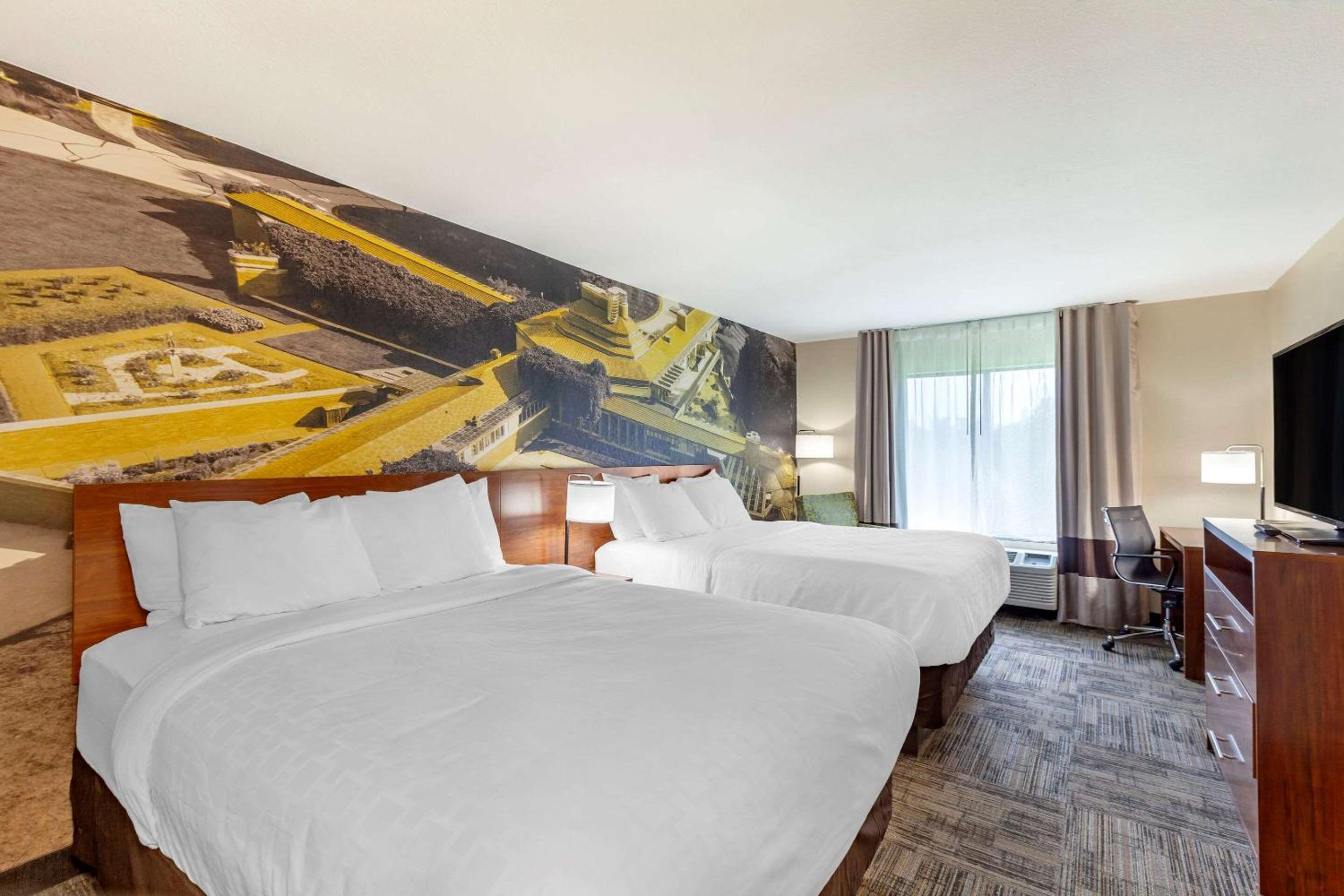 Queen Room with Two Queen Beds - Non-Smoking - Photo 3