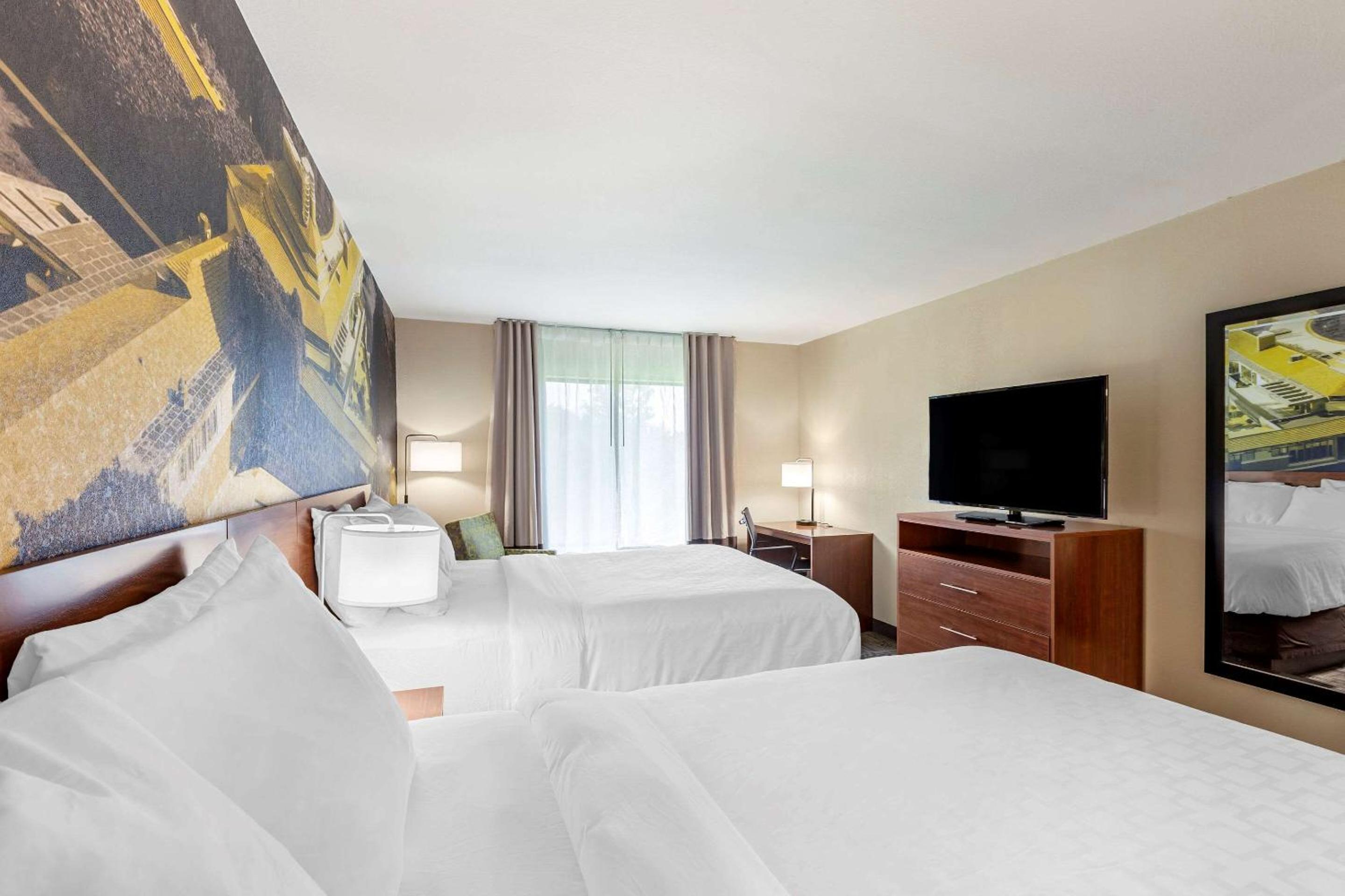 Queen Room with Two Queen Beds - Non-Smoking - Photo 2