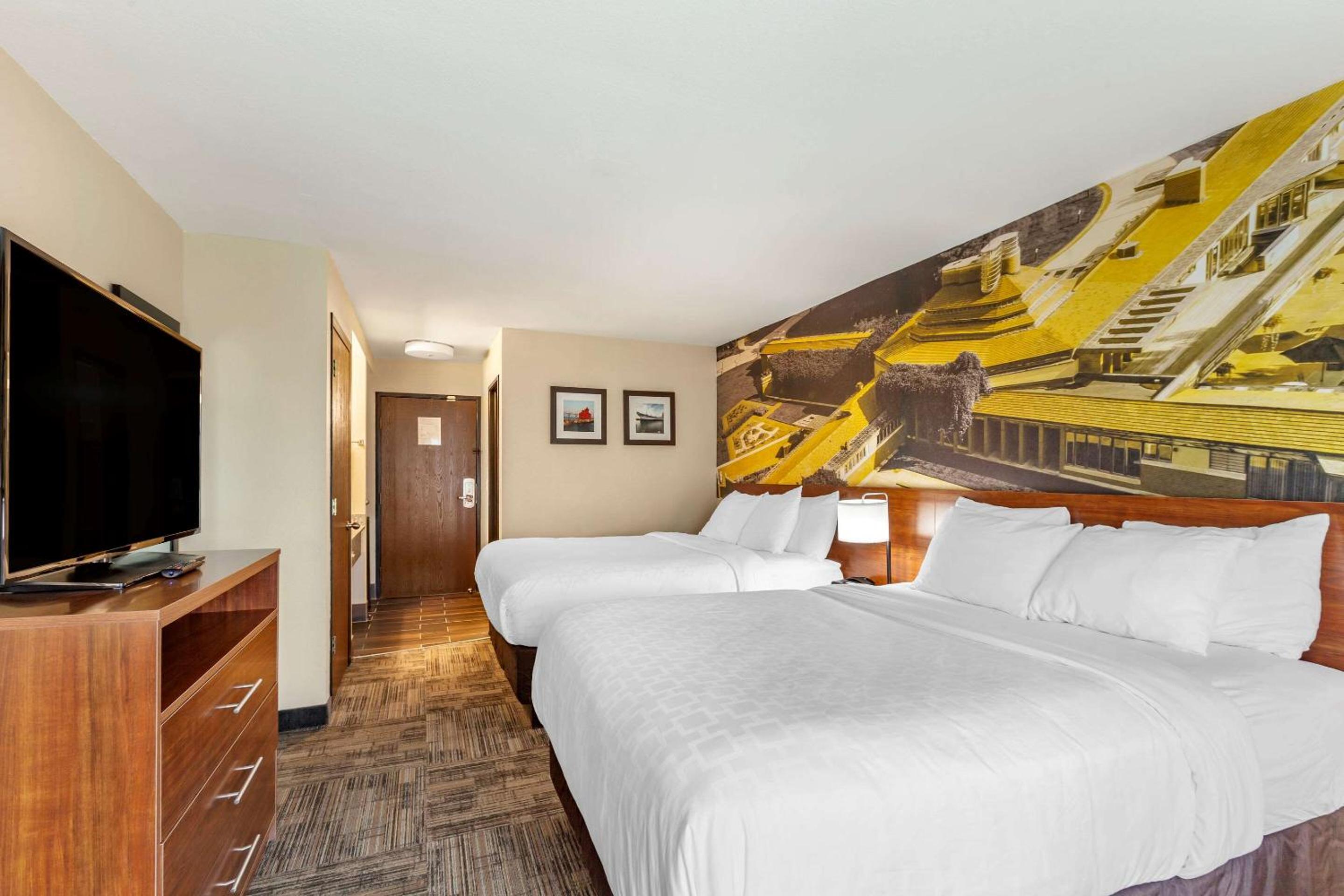 Queen Room with Two Queen Beds - Non-Smoking - Photo 1