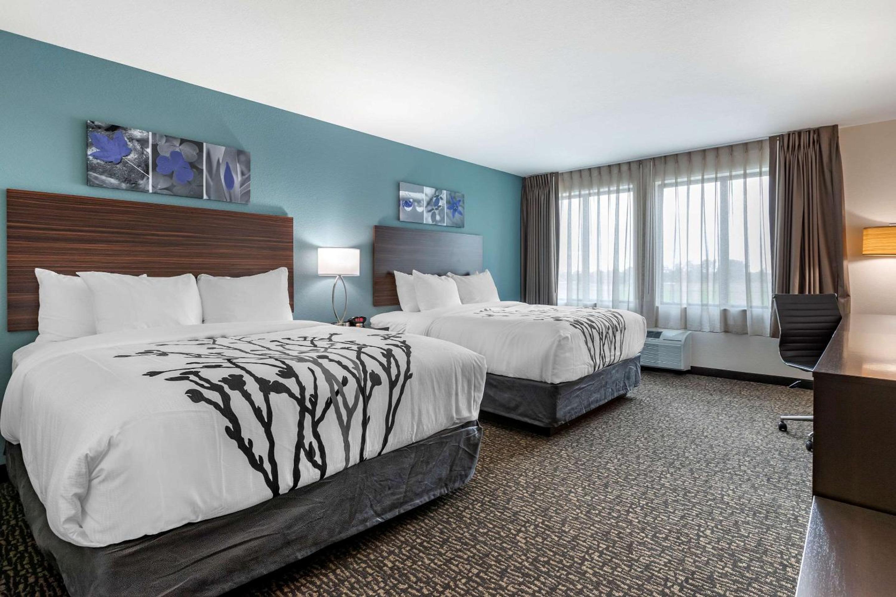 Queen Room with Two Queen Beds - Non-Smoking - Photo 1
