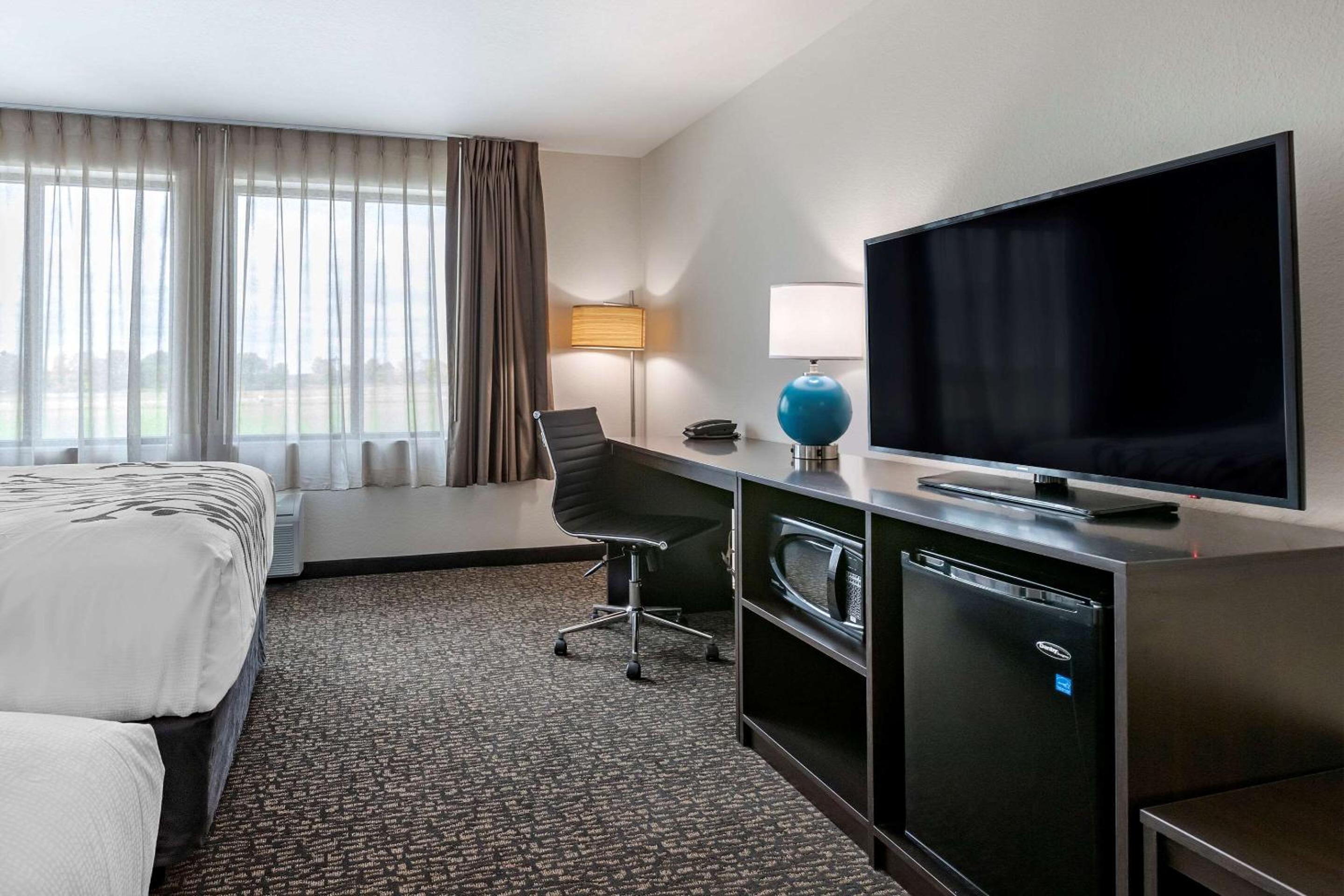 Queen Room with Two Queen Beds - Non-Smoking - Photo 2