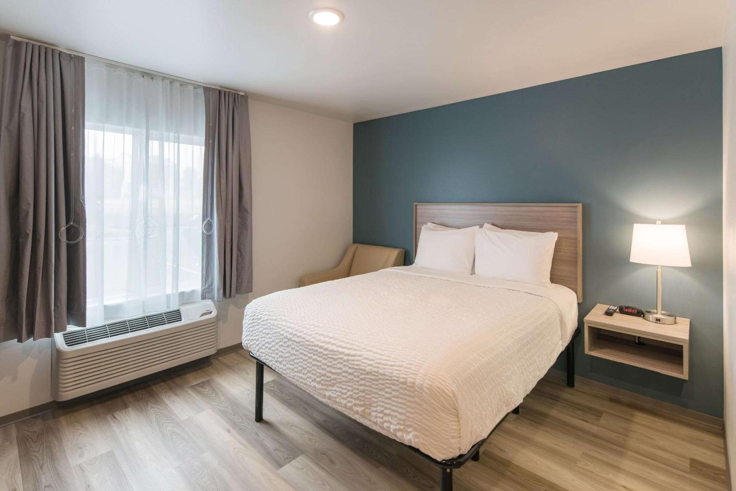 Queen Room with Roll-In Shower - Disability Access/Non-Smoking