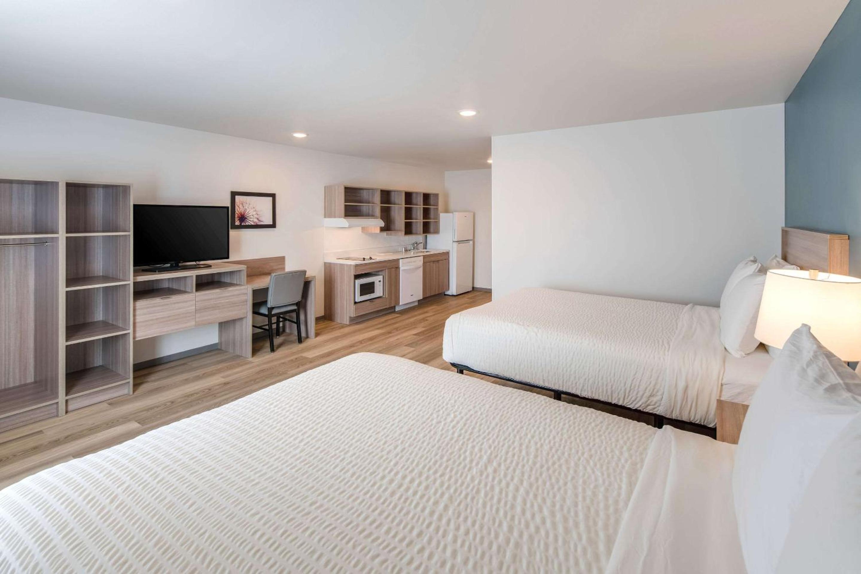 Queen Room with Two Queen Beds and Tub - Disability Access/Non-Smoking - Photo 4