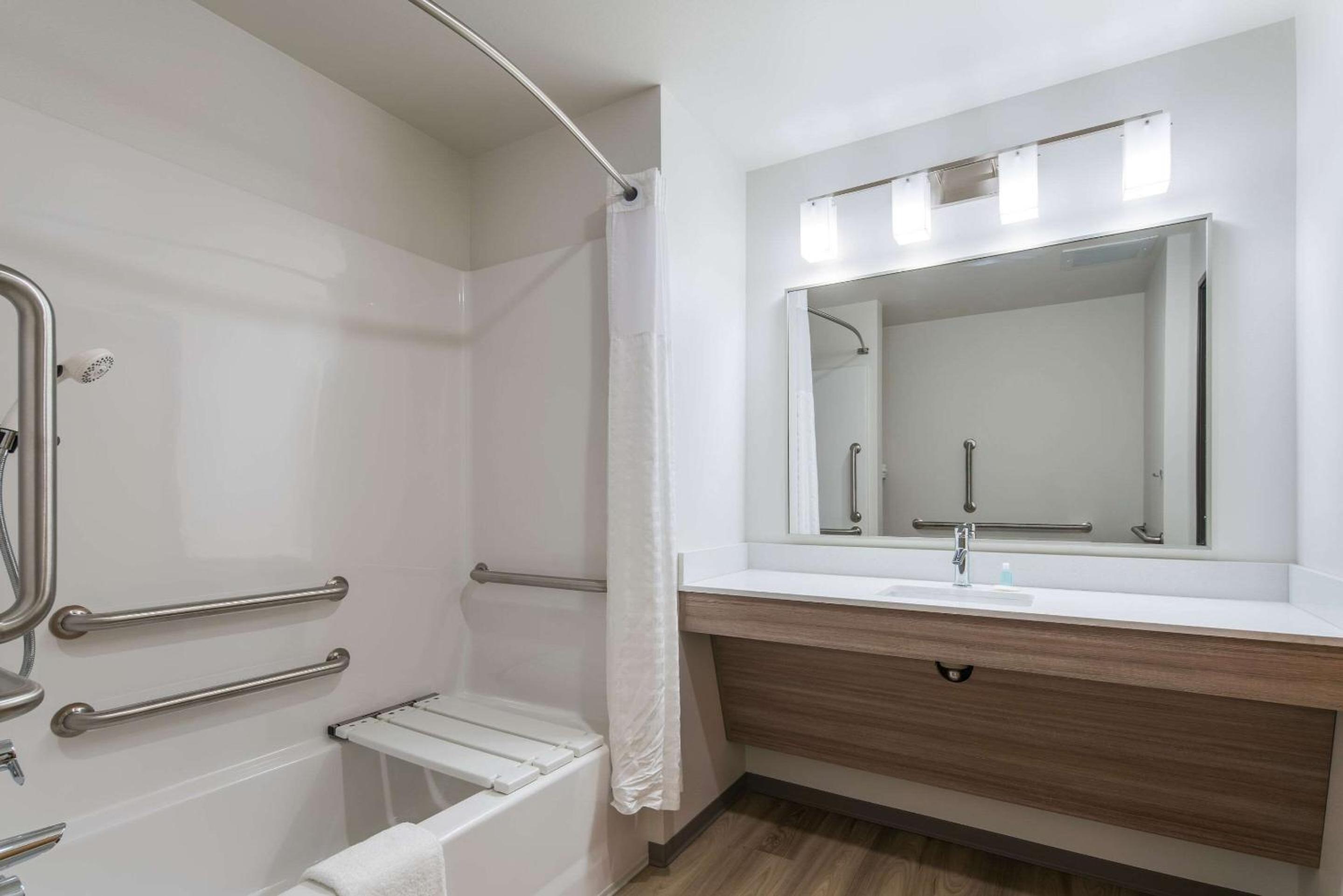 Queen Room with Two Queen Beds and Tub - Disability Access/Non-Smoking - Photo 5
