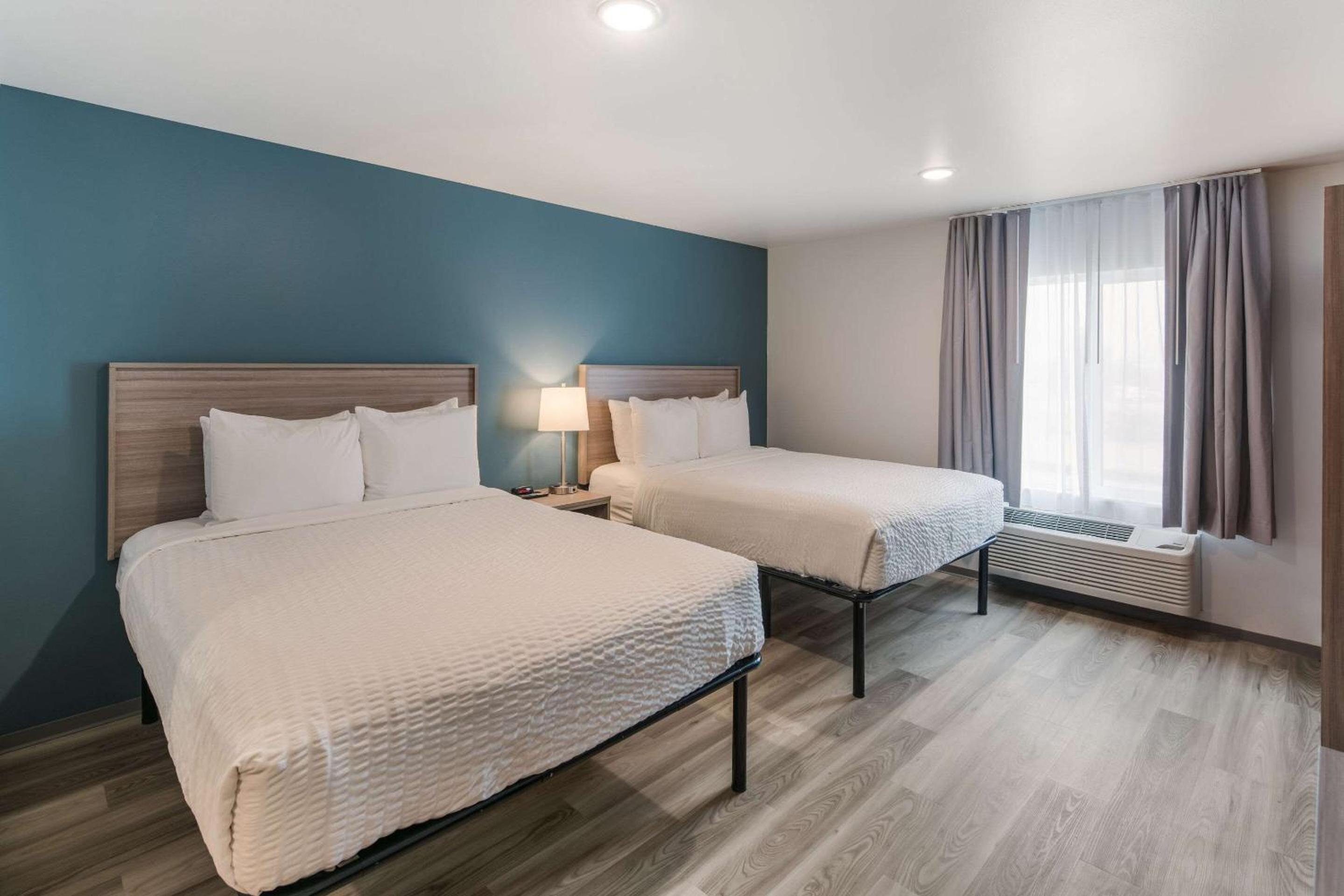 Standard Queen Room with Two Queen Beds - Non-Smoking - Photo 5