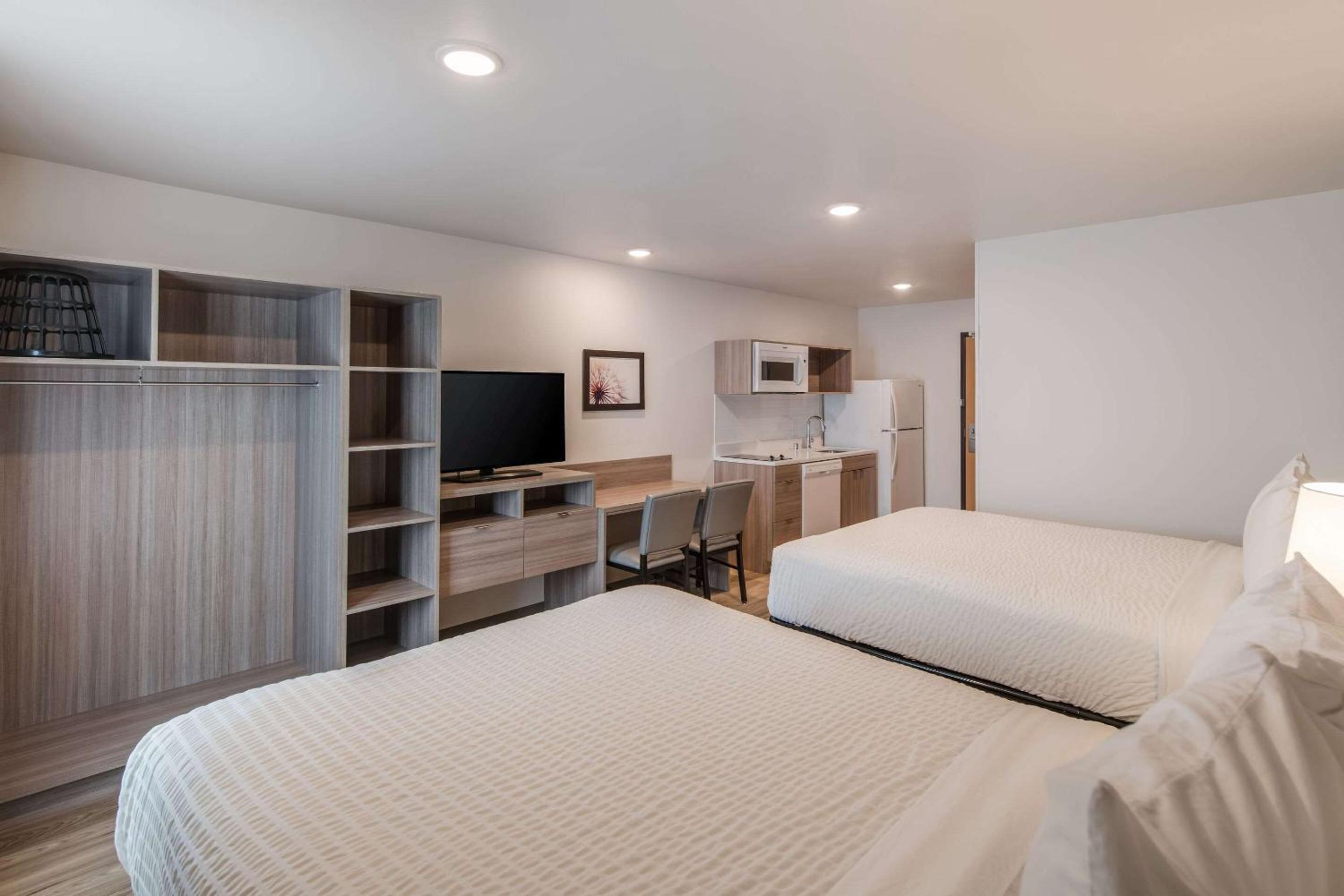 Standard Queen Room with Two Queen Beds - Non-Smoking - Photo 2