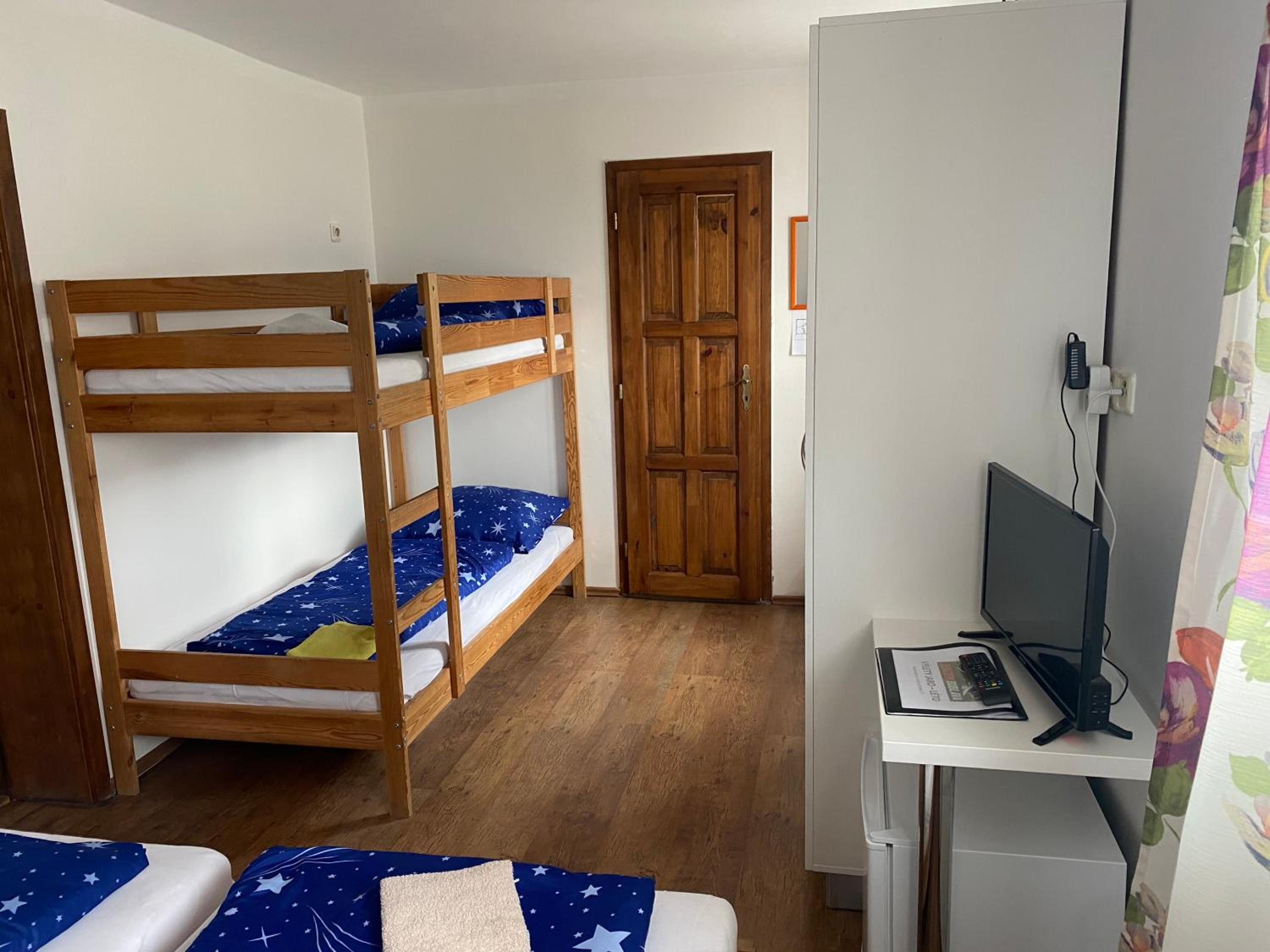 Quadruple Room with Private Bathroom photo 1