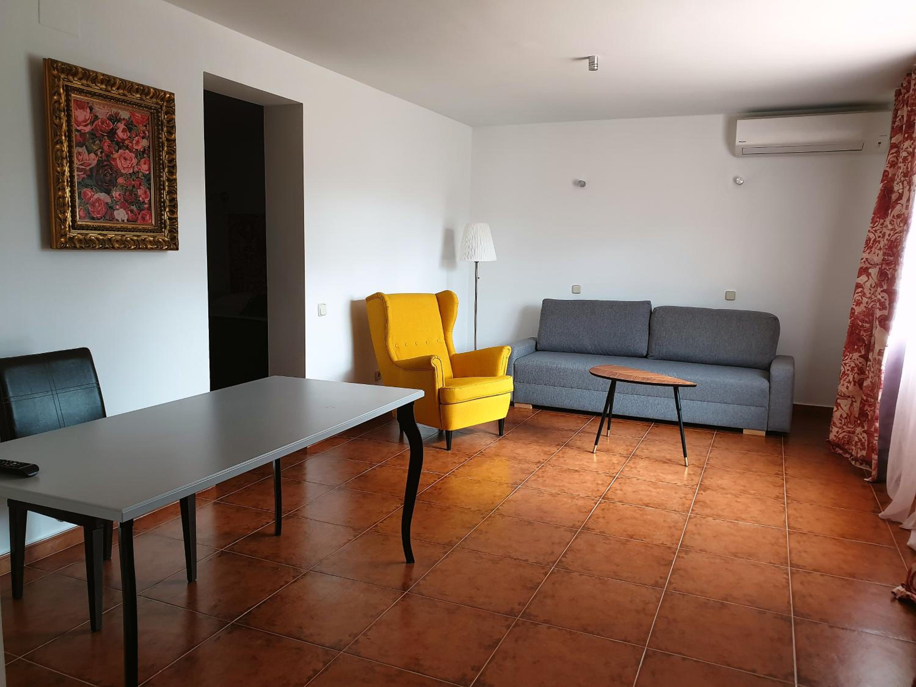 Studio with Sofa Bed - Photo 3