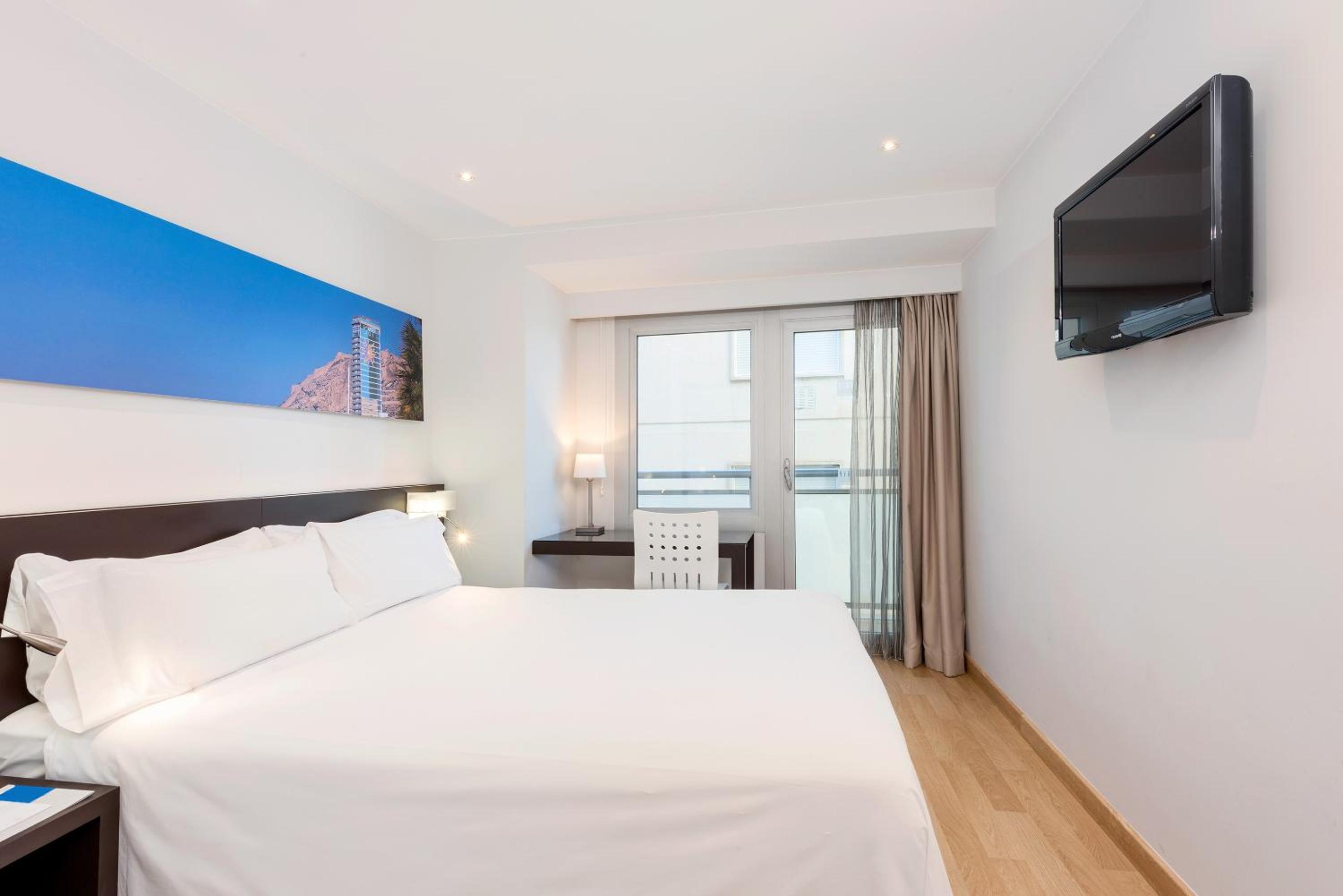 Standard Double Room thumbnail 5