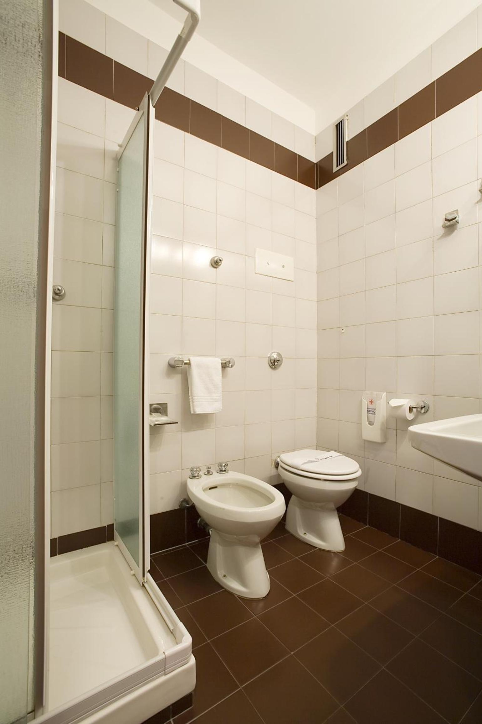 Standard Double Room - Photo 5