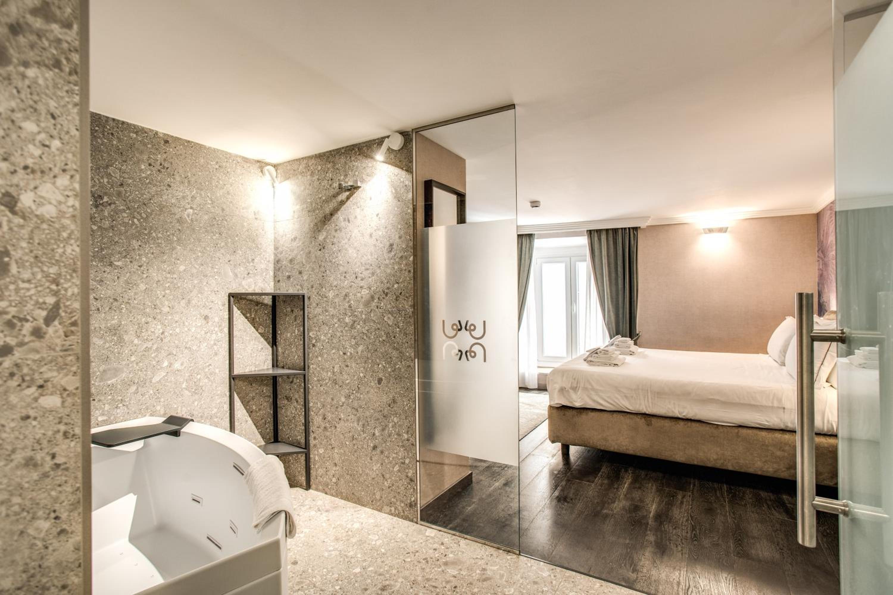 Deluxe King Room photo 3