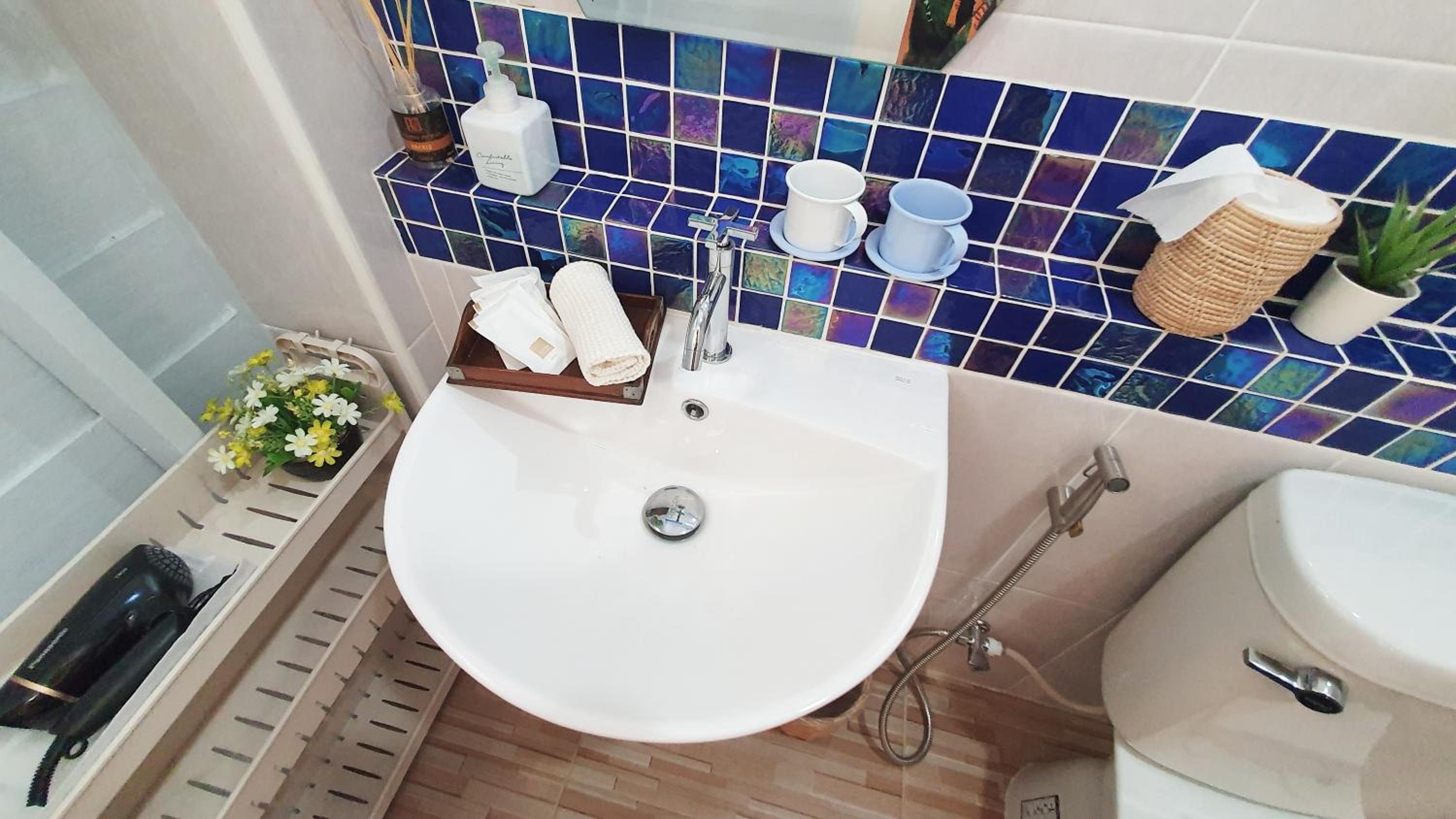 Double Room with Private Bathroom - Photo 13