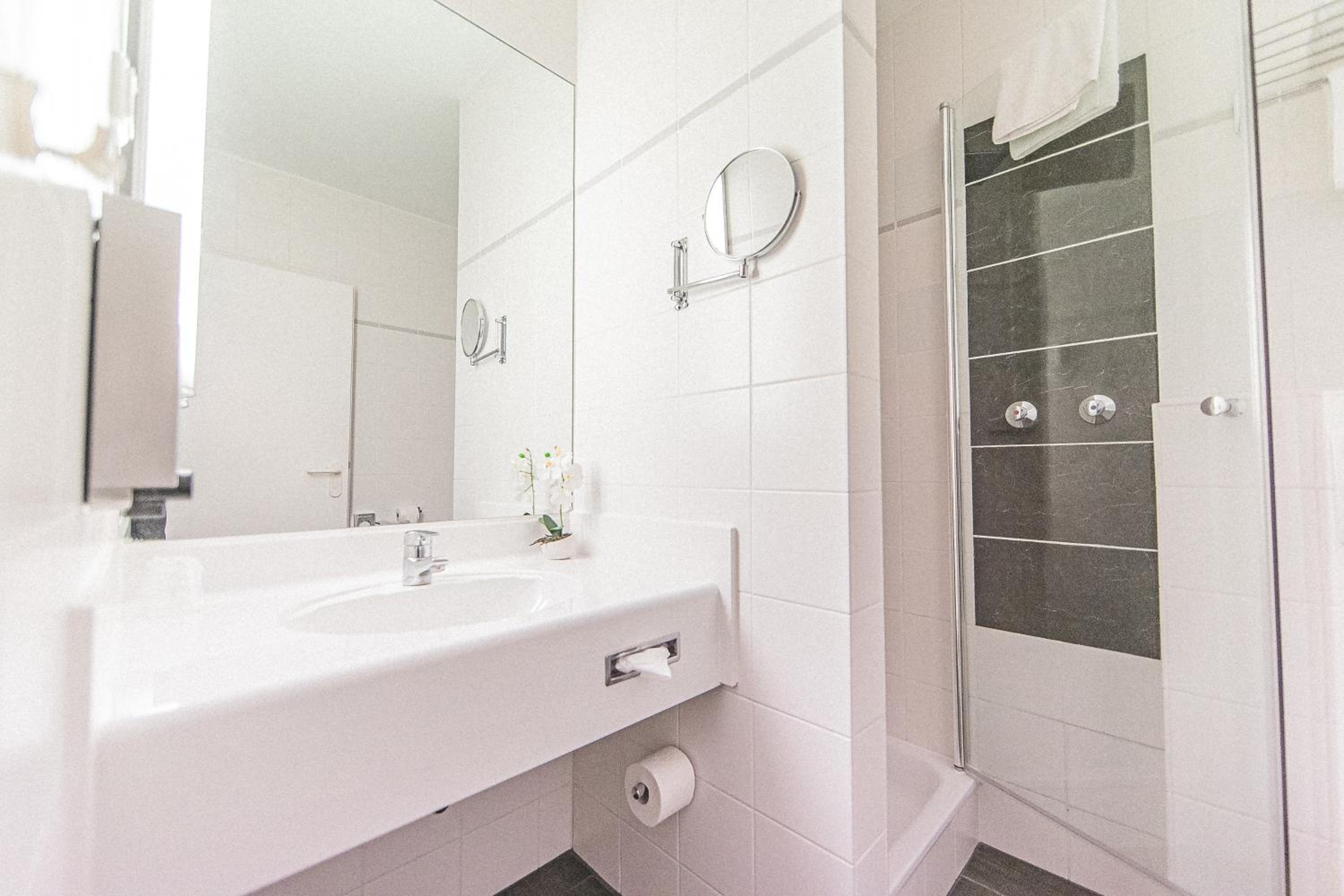 Standard Twin Room - Photo 2