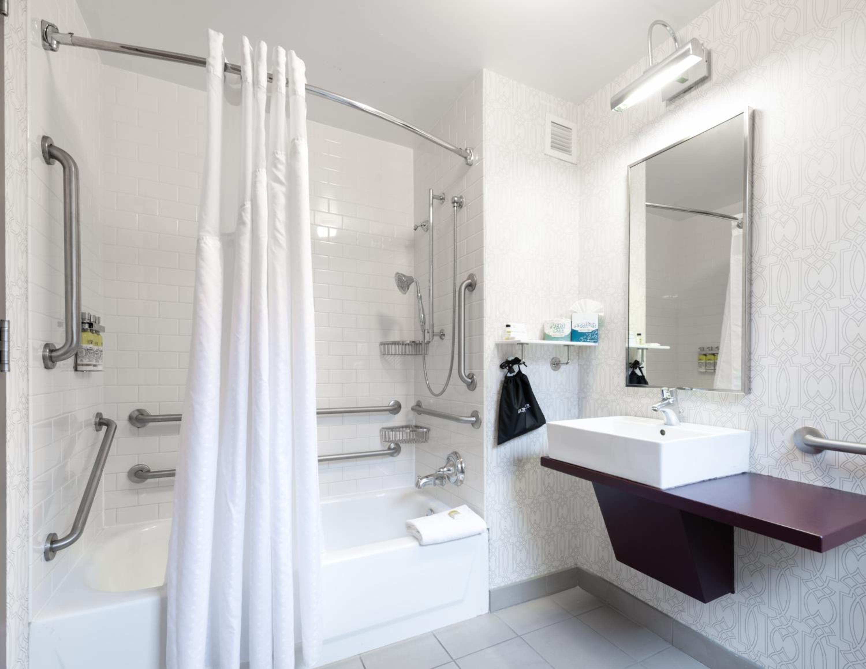 Double Room - Disability Access - Accessible Tub - Photo 6