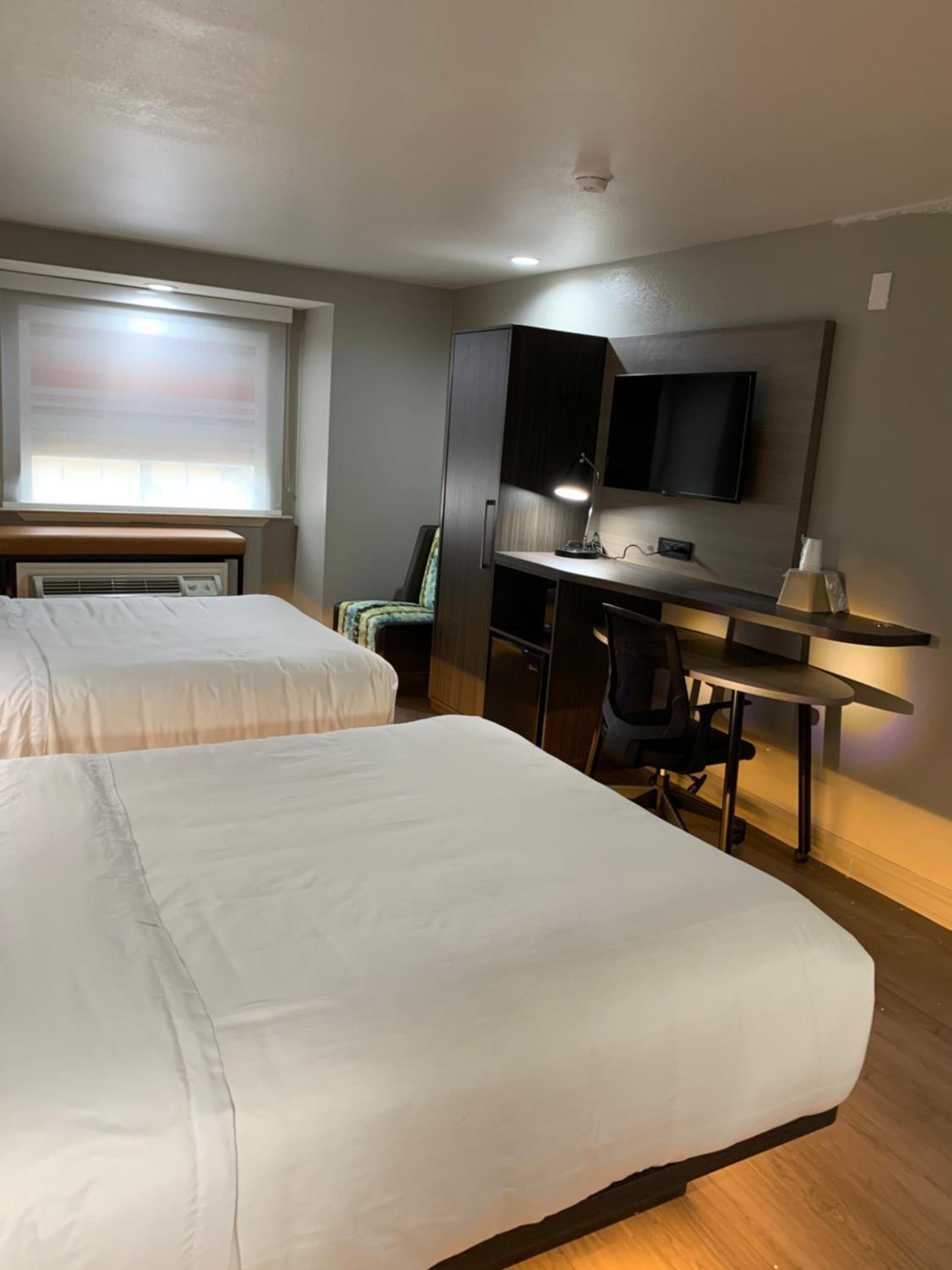 Standard Queen Room with Two Queen Beds - Non-Smoking - Photo 4