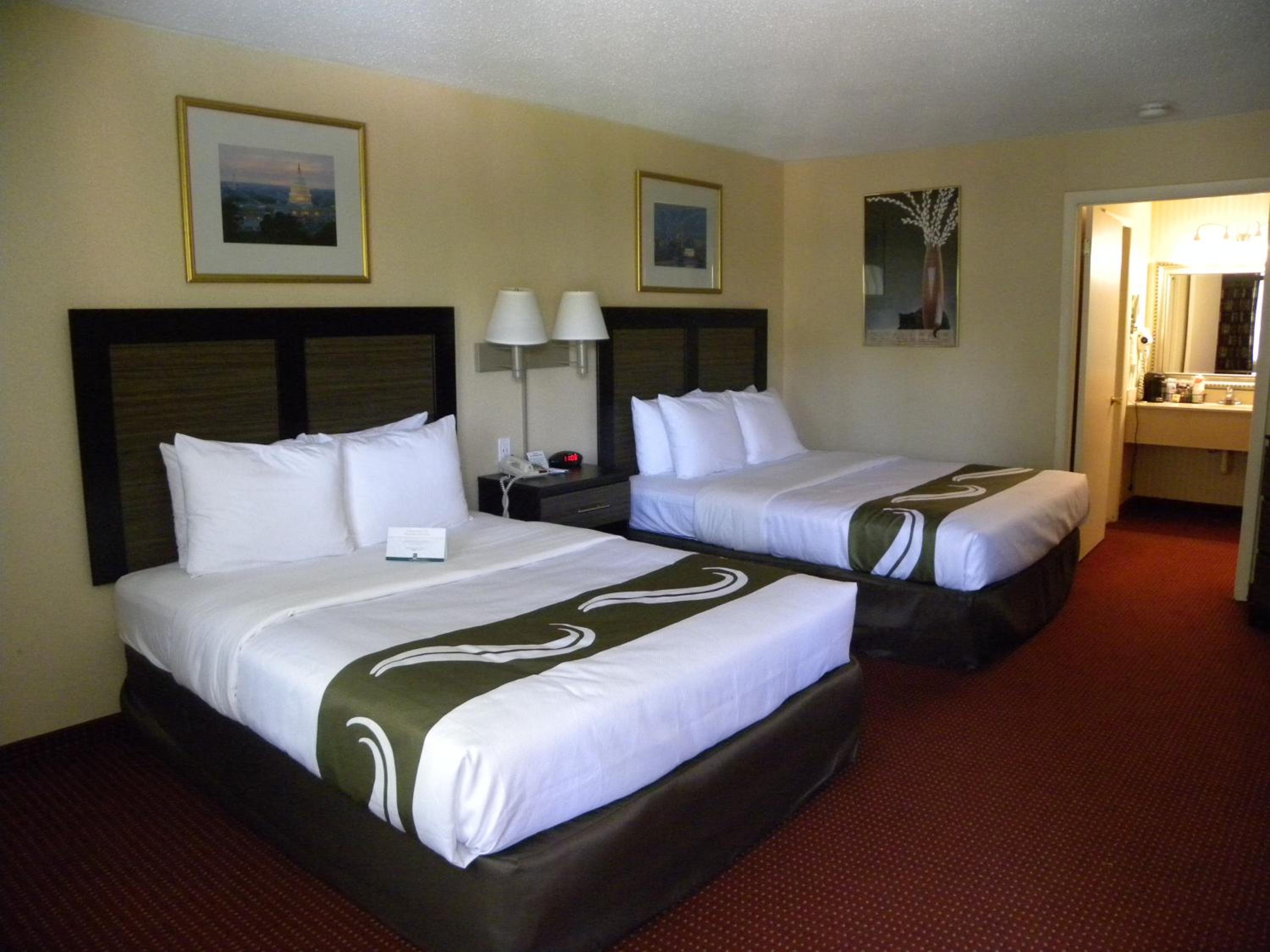 Queen Room with Two Queen Beds - Non-Smoking - Photo 2