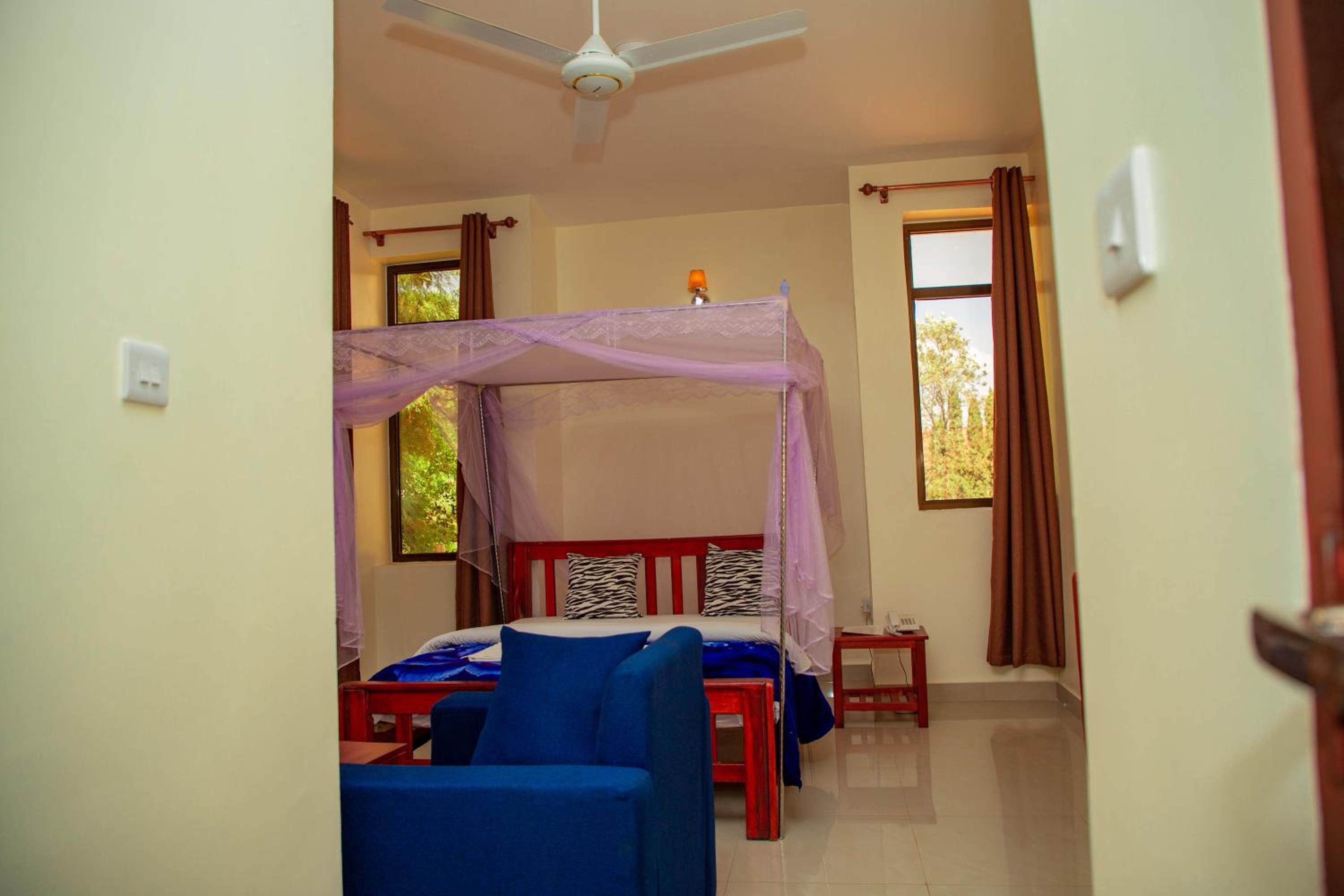 Budget Double Room - Photo 21