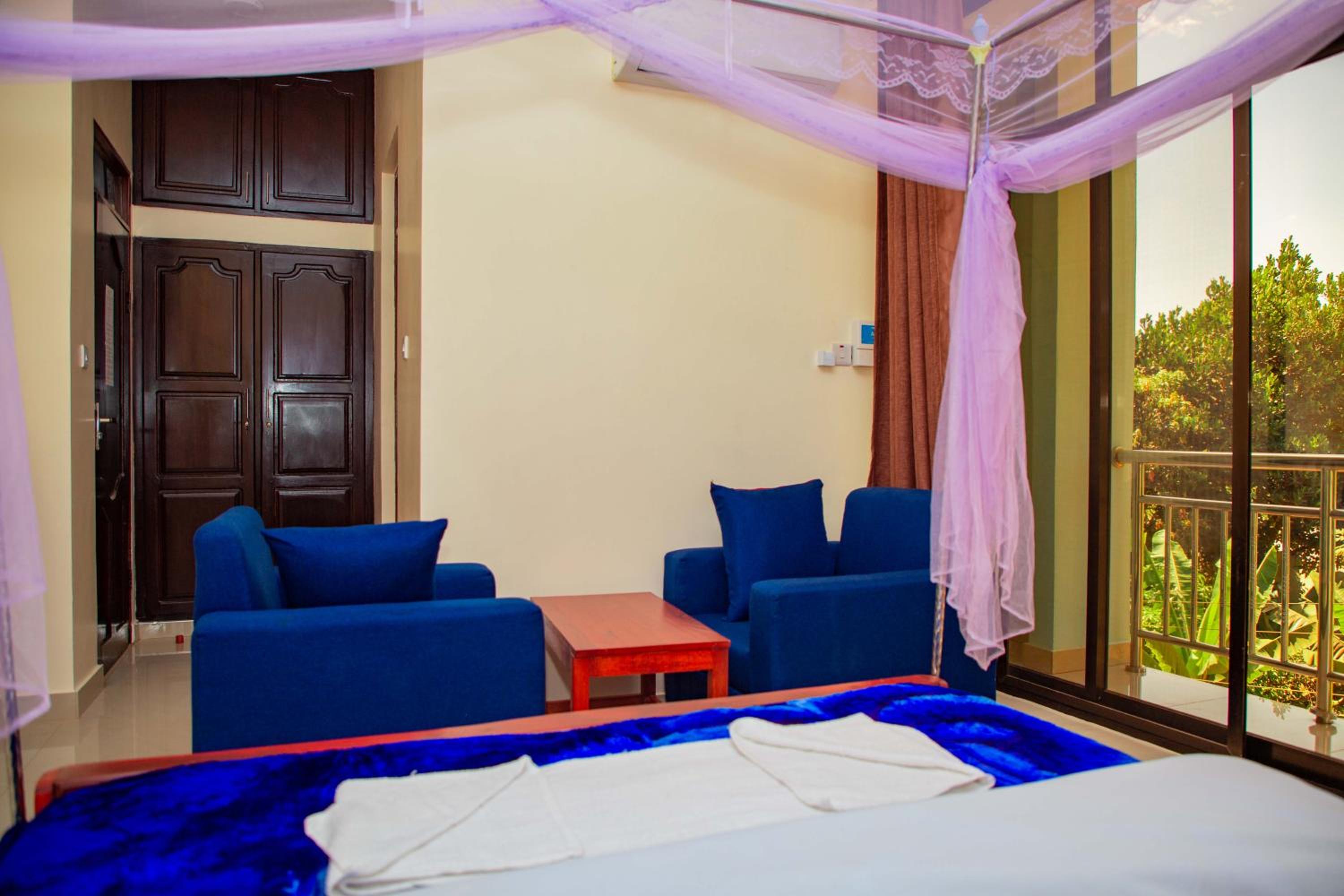 Budget Double Room - Photo 15