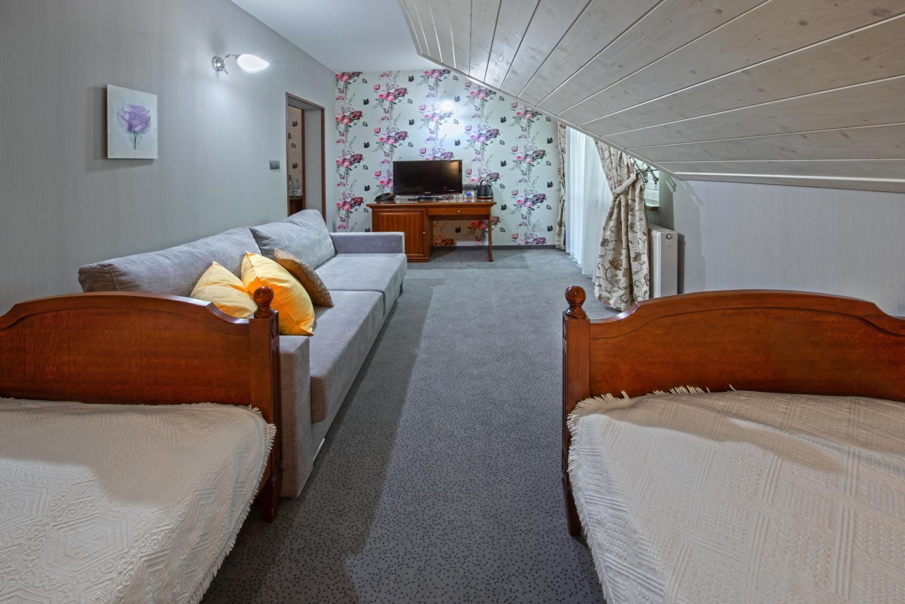 Twin Room - Photo 11
