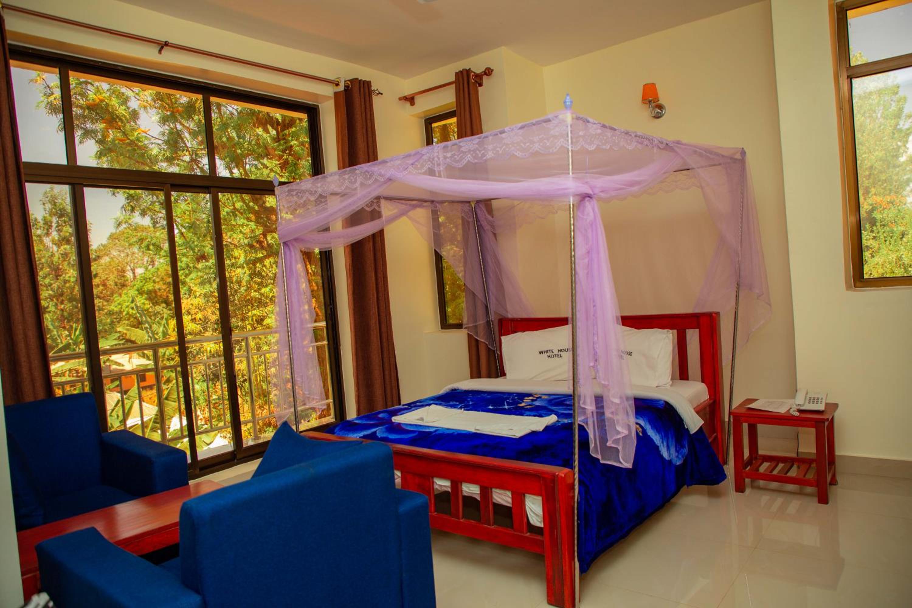 Budget Double Room - Photo 10