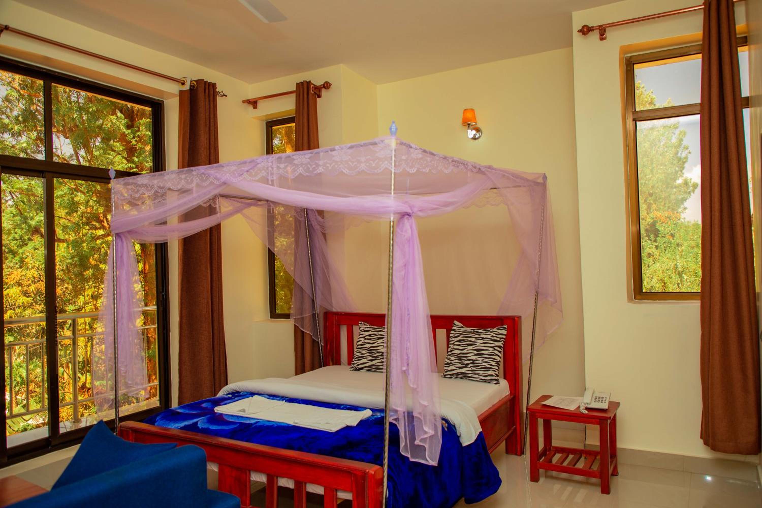 Budget Double Room - Photo 9