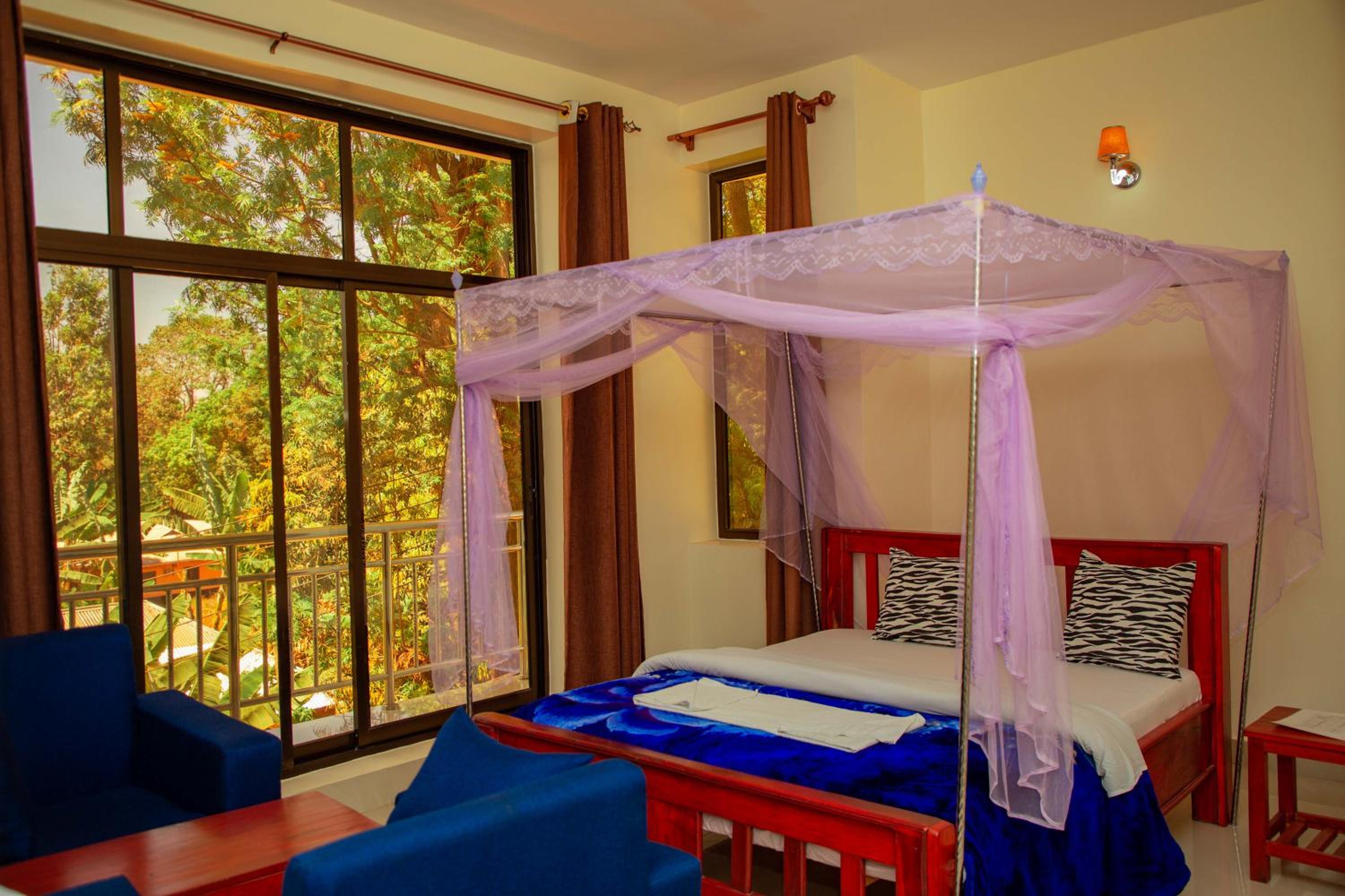 Budget Double Room - Photo 16