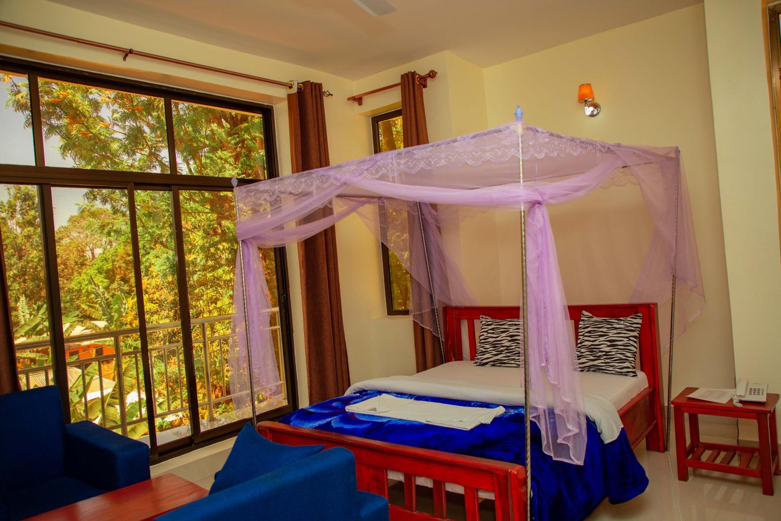 Budget Double Room - Photo 17